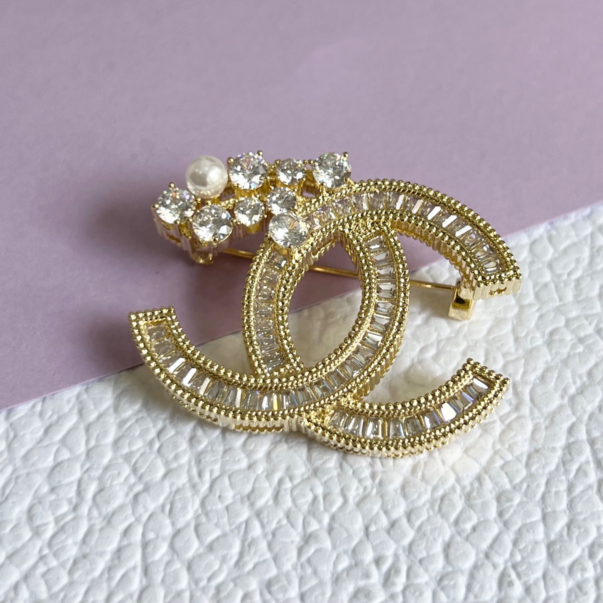 Cài Áo Nam, Nữ - Chanel Màu Vàng Ngọc Trai & Pha Lê Trắng (CF)