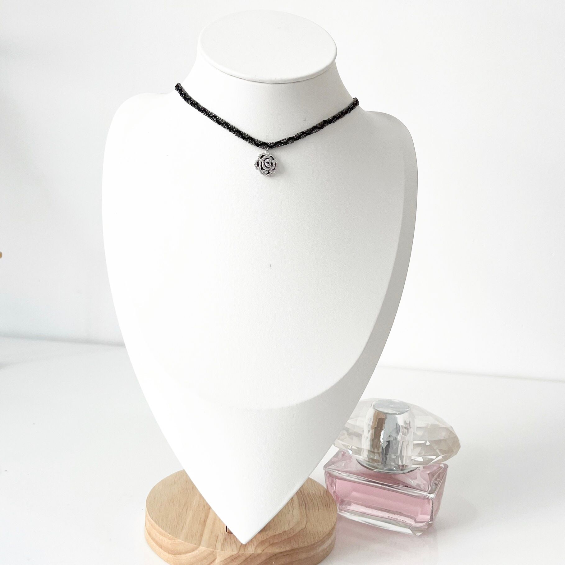 Dây Chuyền Ngắn - Choker Hoa Hồng Đen Pha Lê Trắng (BB)