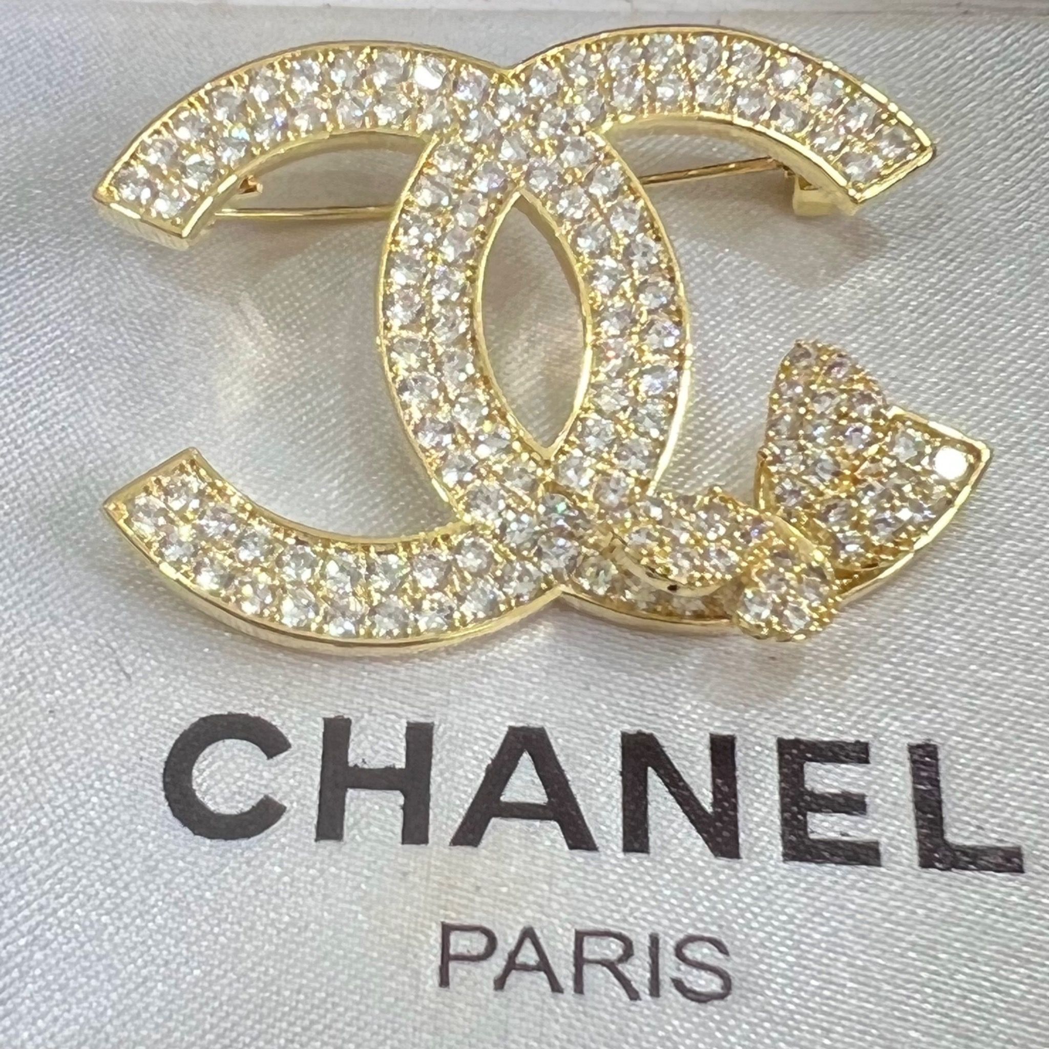 Cài Áo - Chanel & Con Bướm Màu Vàng Pha Lê Trắng (CR)
