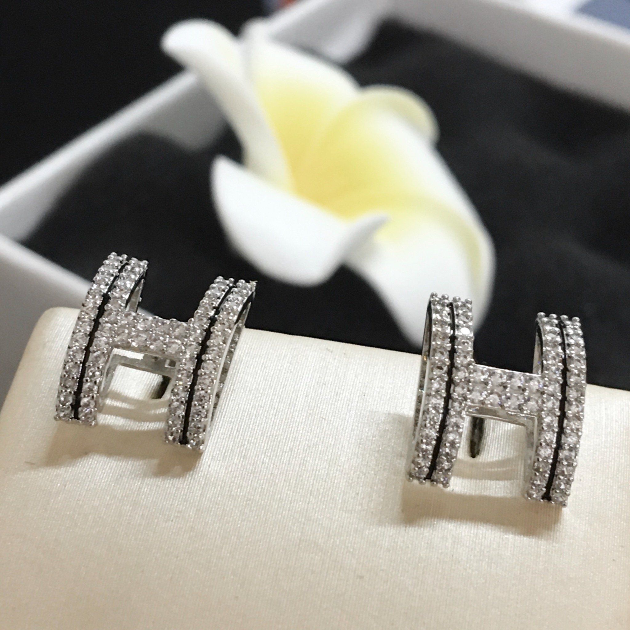 Bông Tai He.rmess Màu Trắng Pha Lê (AD)