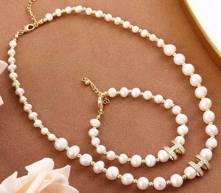 Bộ Trang Sức Hermes Vàng - Vòng cổ Choker & Vòng Tay Đính Đá Pha Lê, Ngọc Trai Nước Ngọt Quý Phái