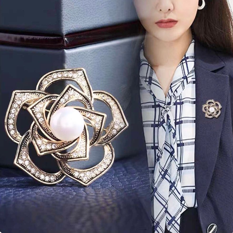 Cài Áo & Mặt Dây Chuyền - Cánh Hoa Chanel Ngọc Trai & Pha Lê (DA)