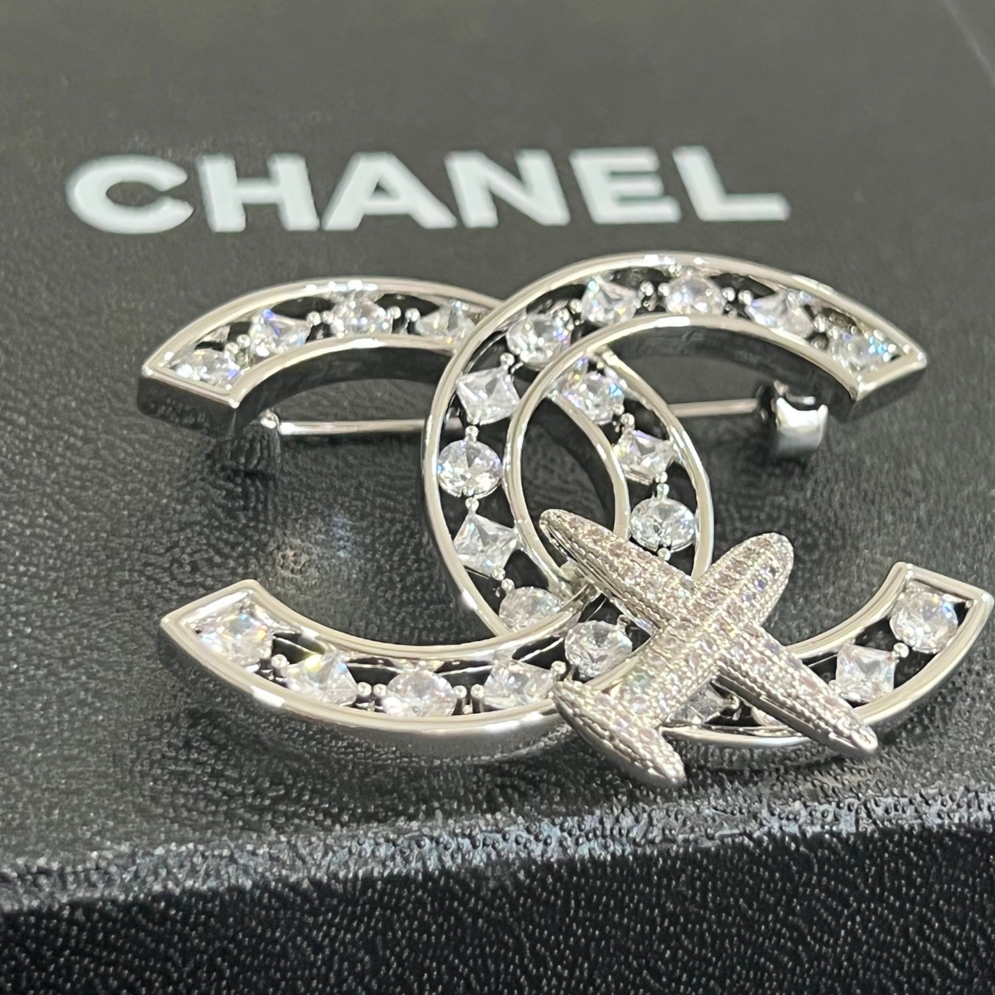Cài Áo Chanel Máy Bay Màu Trắng Pha Lê (CO)