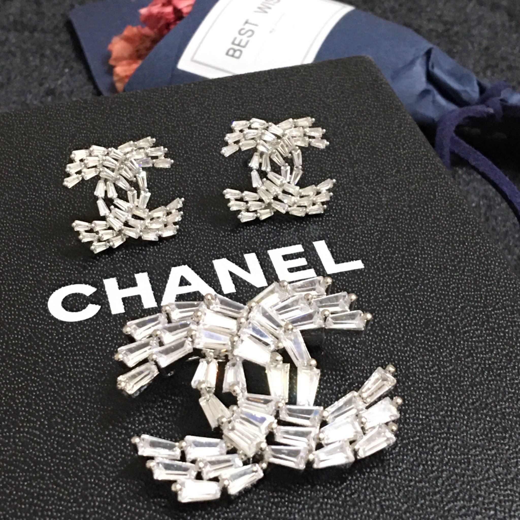 Bộ Trang Sức Chanel Trắng - Cài Áo & Bông Tai Pha Lê (AG)