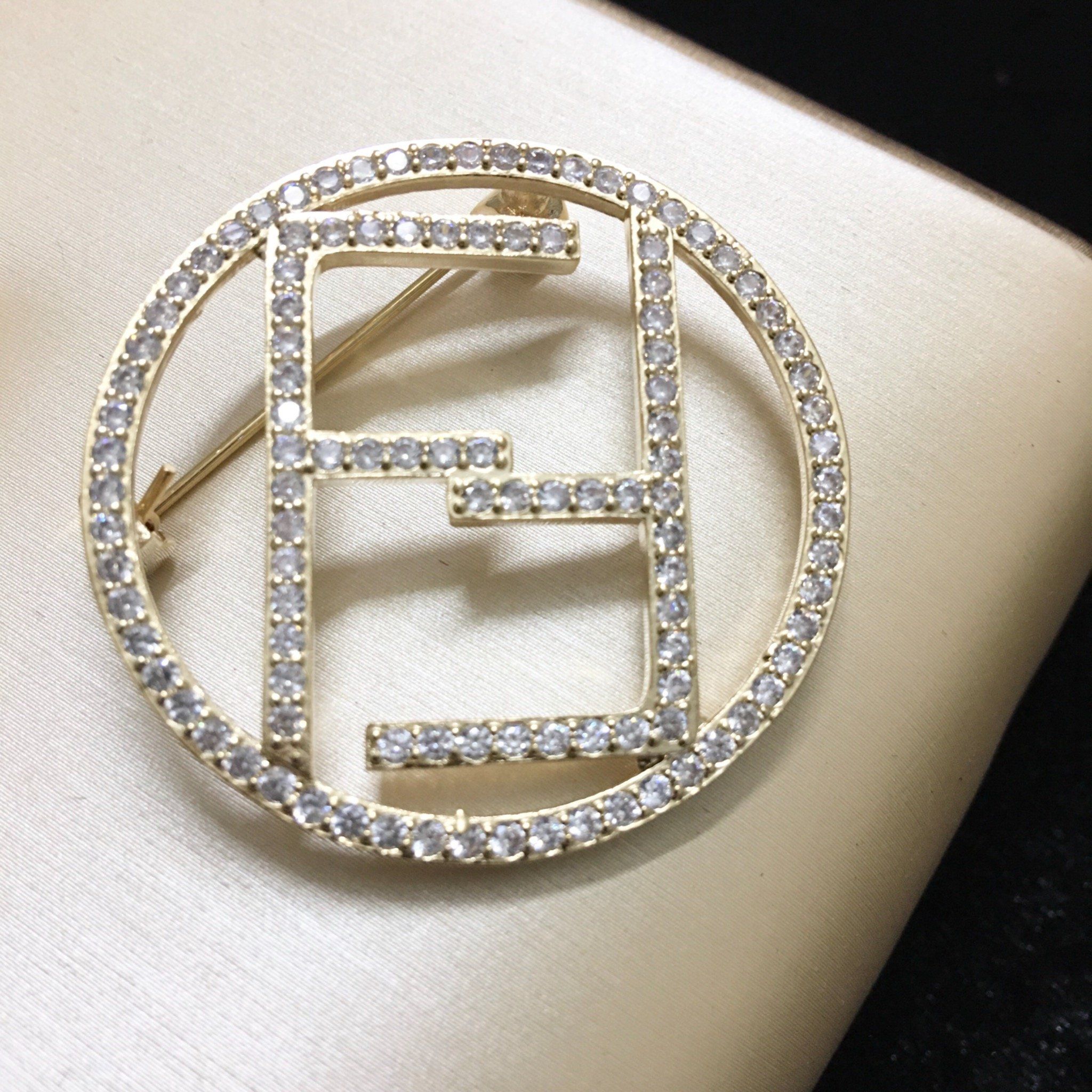 Cài Áo Nam, Nữ - Fendi Màu Vàng Pha Lê Trắng (AA)