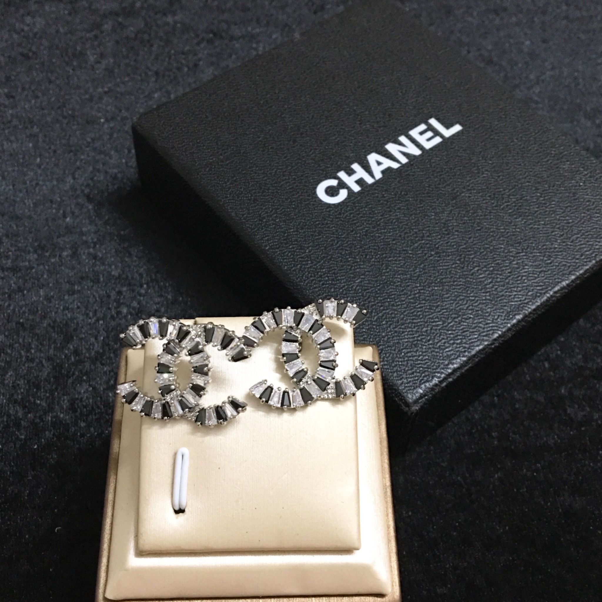 Bông Tai Chanel Bản To Màu Trắng Pha Lê Đen & Trắng (BT)