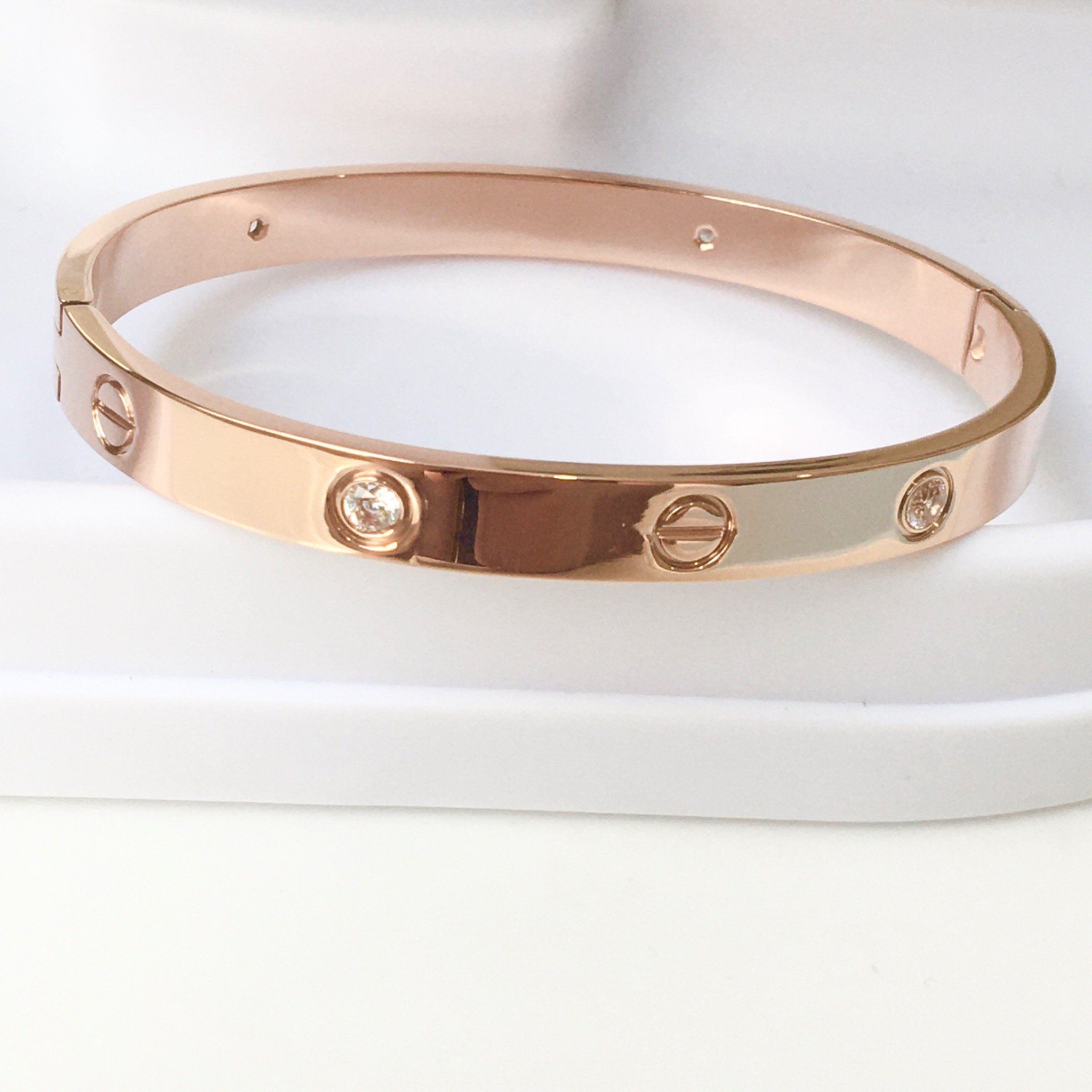 Vòng Tay Nam, Nữ TiTan Cao Cấp - Cartier Màu Vàng Hồng Pha Lê Trắng (AH)