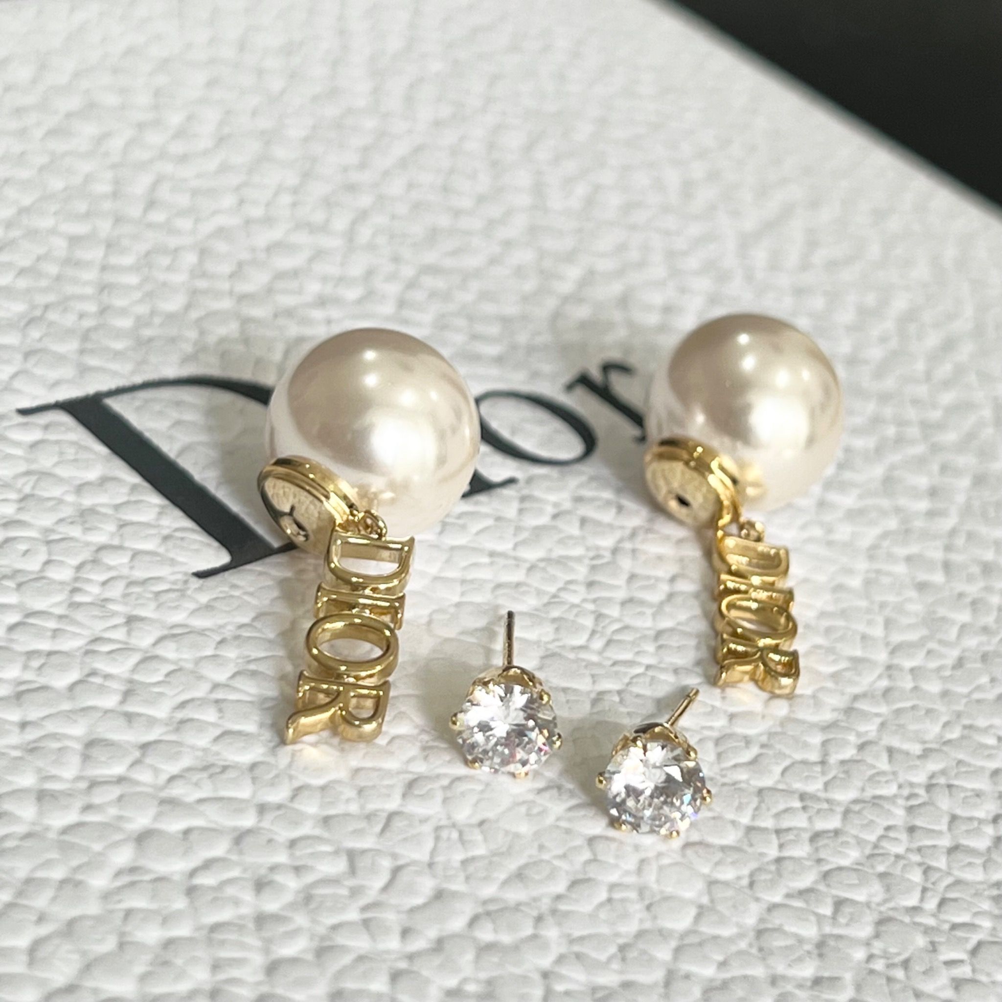 Bông Tai Dior Màu Vàng Ngọc Trai & Pha Lê Trắng (AV) - Có 3 Kiểu Đeo