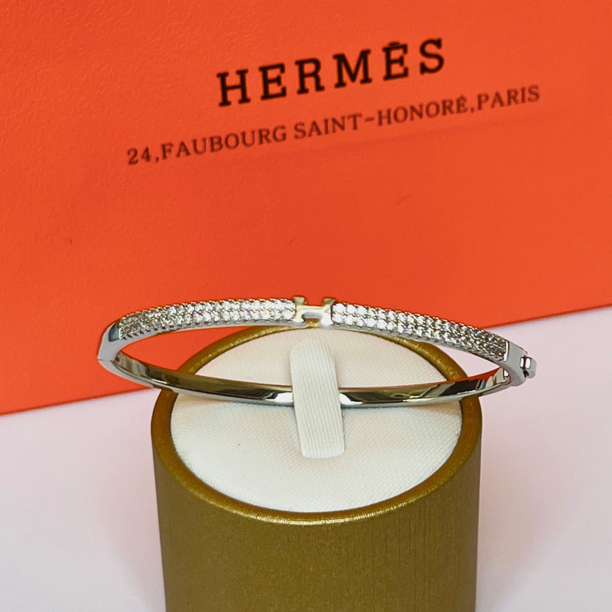 Bộ Trang Sức Hermes Trắng - Vòng Tay, Nhẫn & Bông Tai Pha Lê (AA)