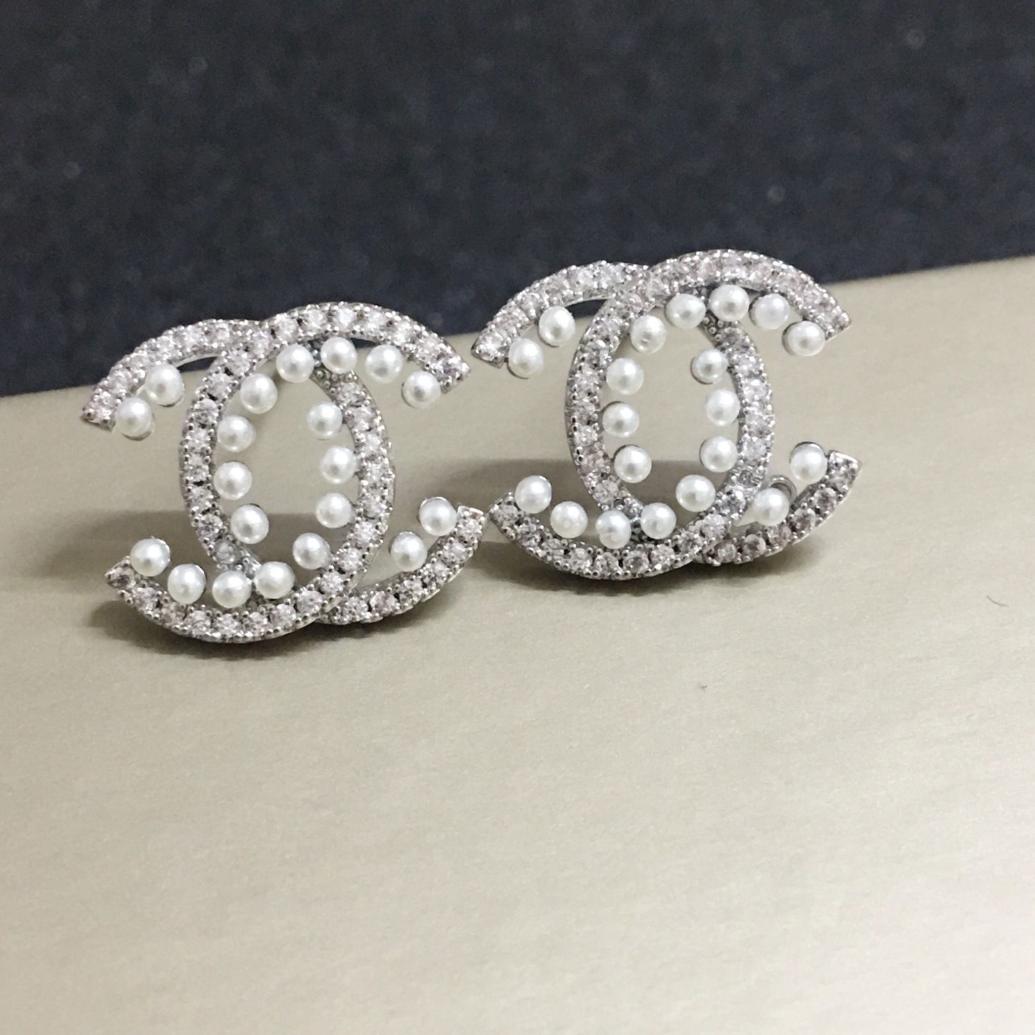 Bông Tai Chanel Màu Trắng Ngọc Trai & Pha Lê (AY)