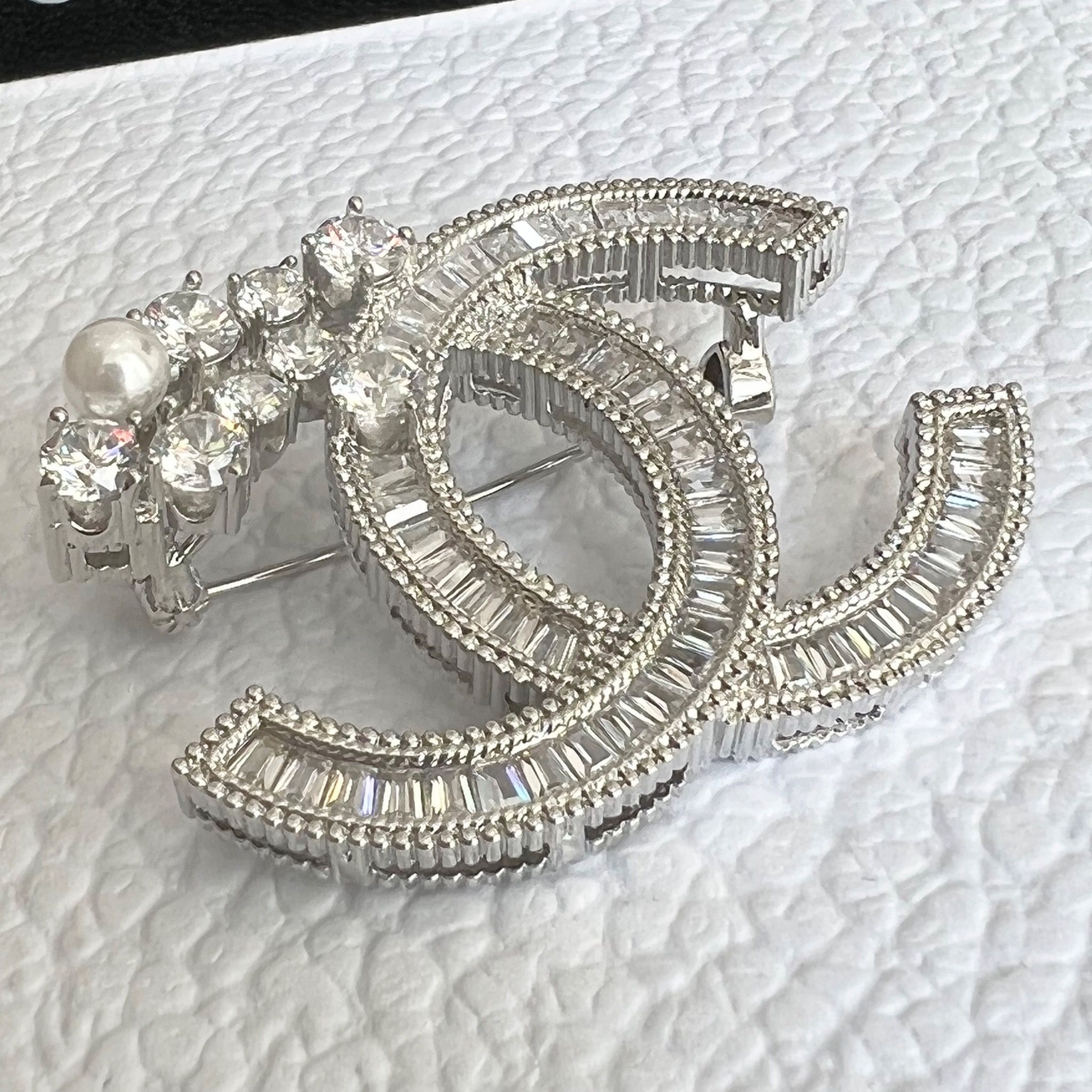Cài Áo Nam, Nữ - Chanel Màu Trắng Ngọc Trai & Pha Lê (CE)