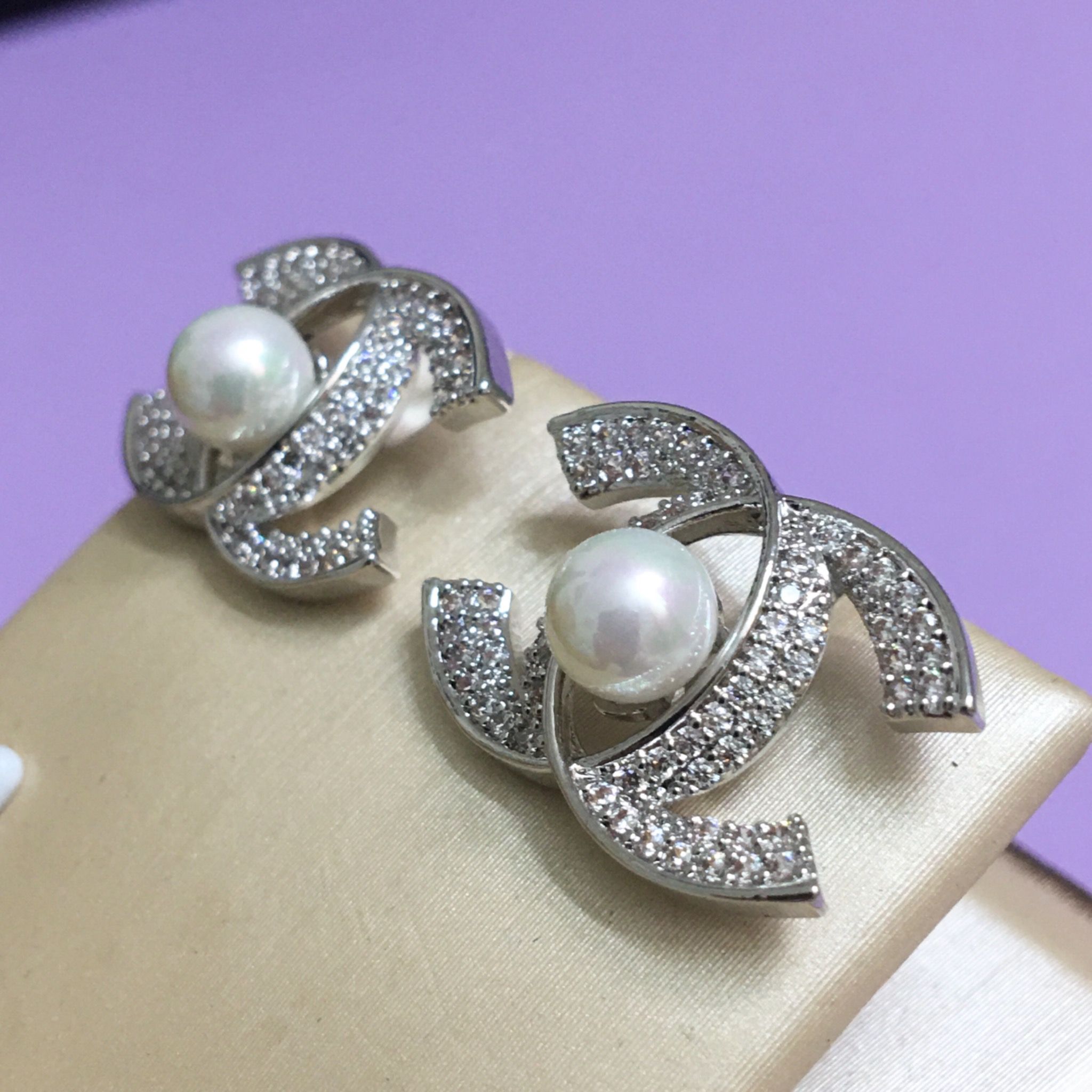 Bông Tai Chanel Màu Trắng Ngọc Trai & Pha Lê (AK)