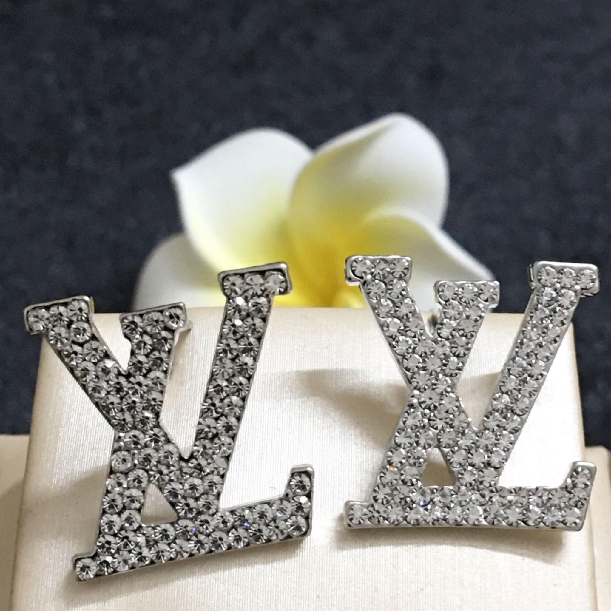 Bông Tai LV Màu Trắng Bản To Pha Lê (AB)