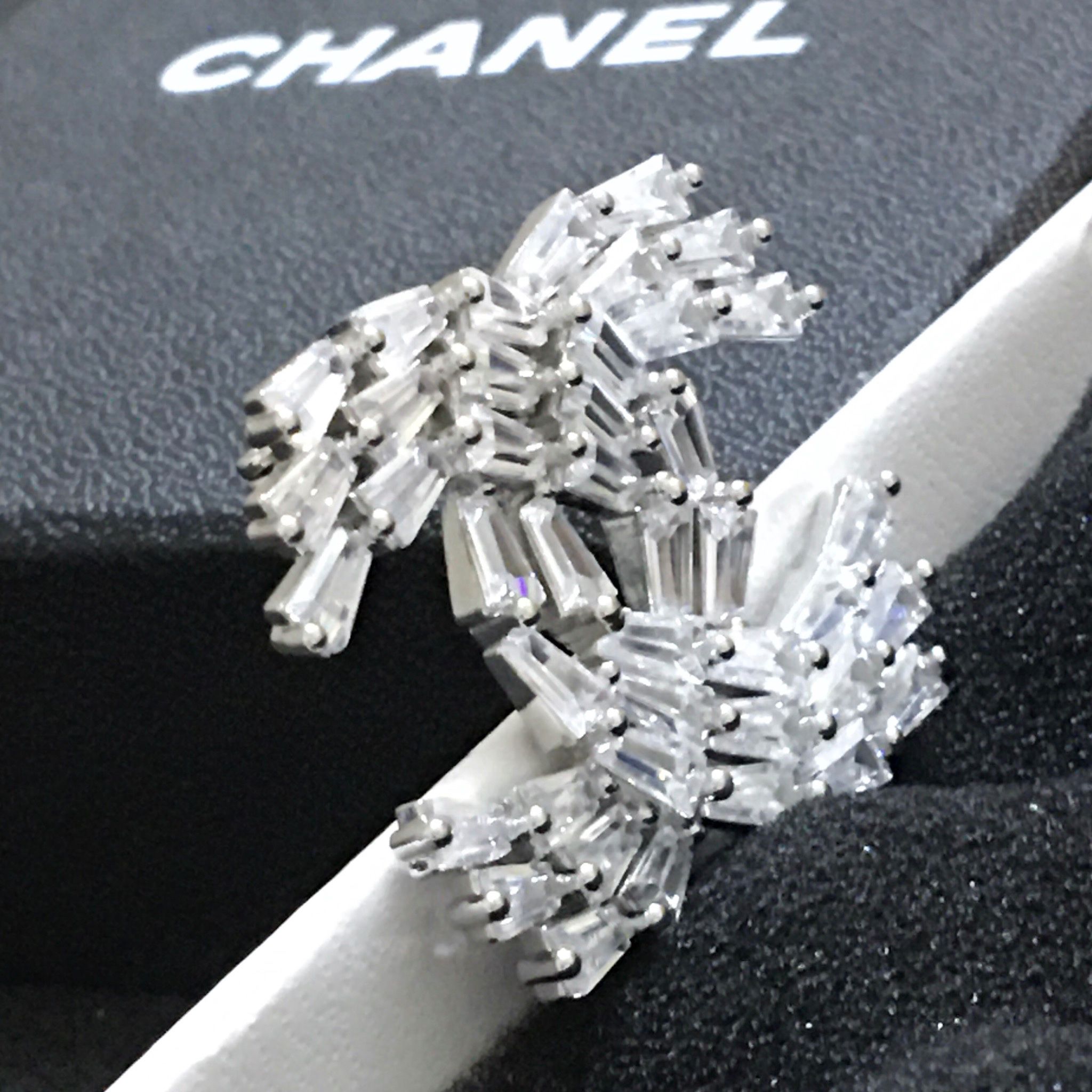 Cài Áo Nam, Nữ - Chanel Lưới Size To Màu Trắng Pha Lê (AJ)