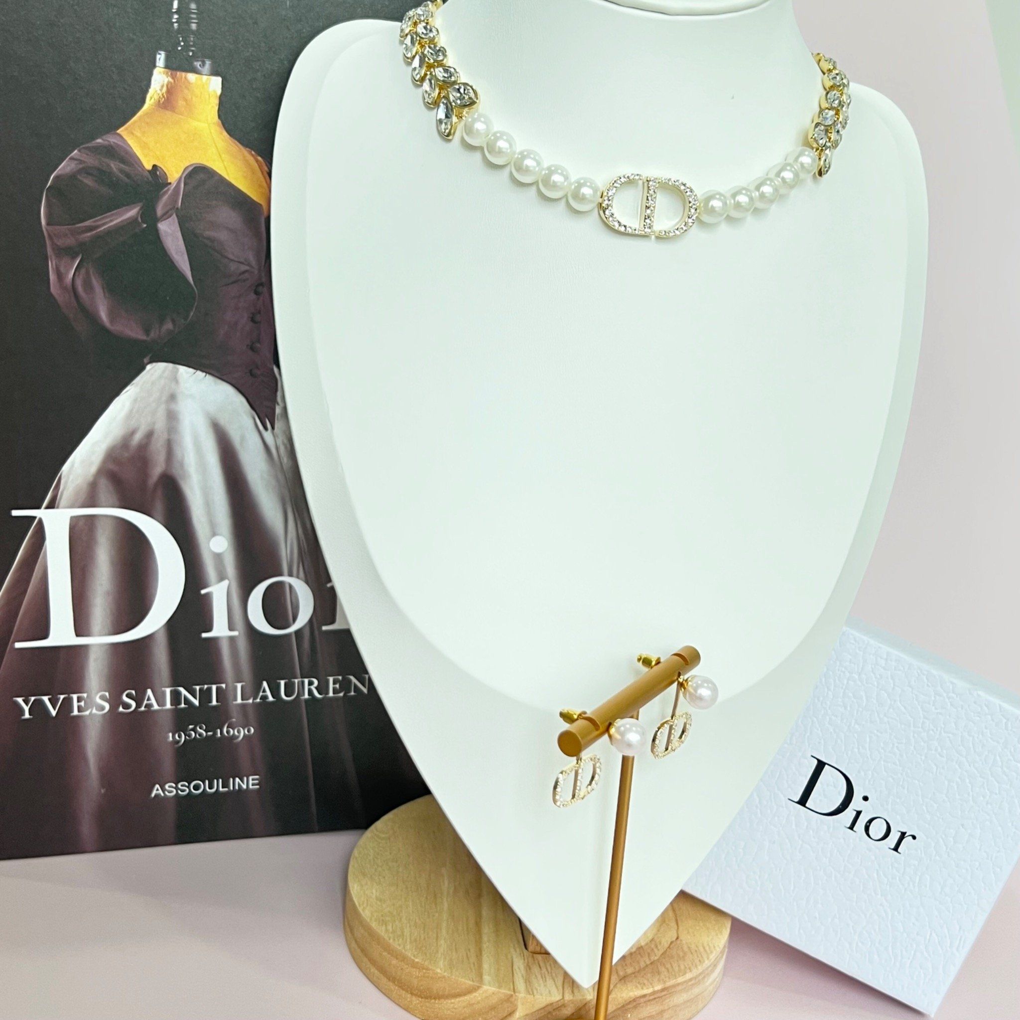 Bộ Trang Sức Dior Vàng - Vòng cổ Choker & Bông Tai Ngọc Trai, Pha Lê 3 Kiểu Đeo Quý Phái (AI)