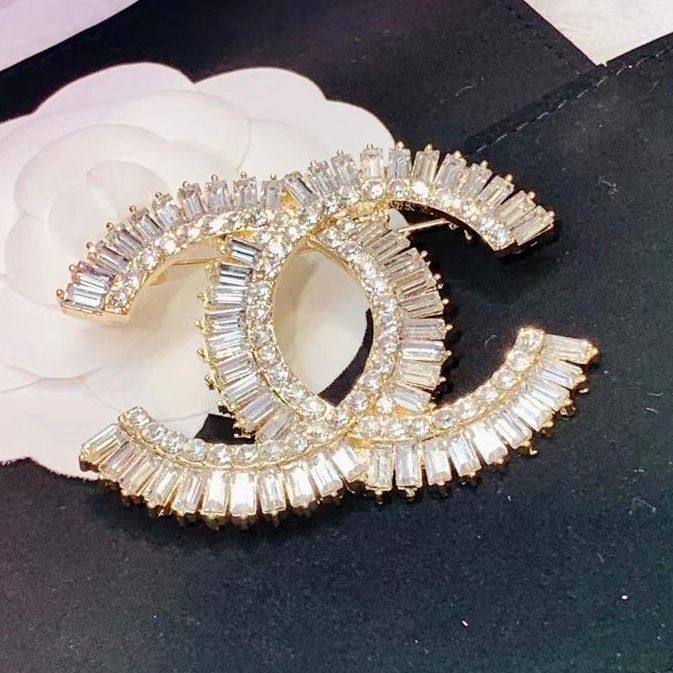 Cài Áo Chanel Bản To Màu Vàng Hồng Pha Lê Trắng (CW)