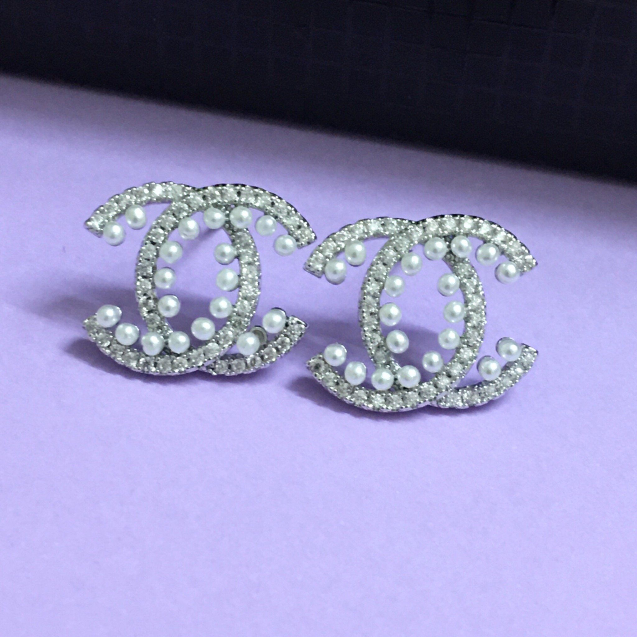 Bông Tai Chanel Màu Trắng Ngọc Trai & Pha Lê (AY)