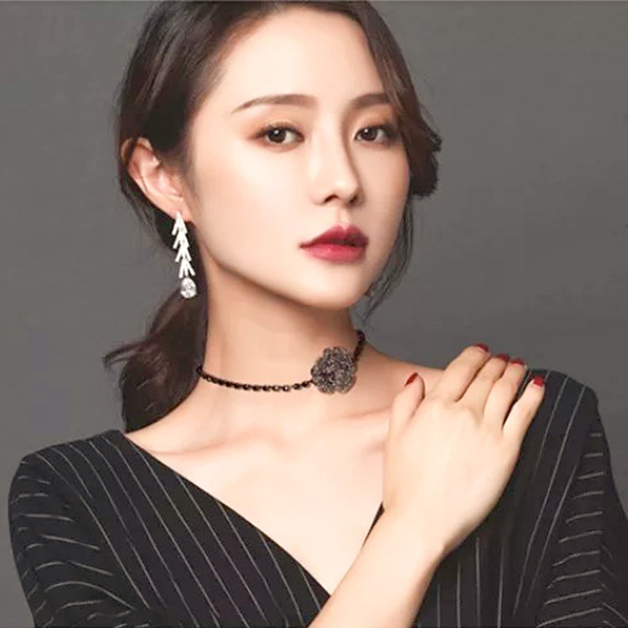 DÂY CHUYỀN NGẮN - CHOKER HOA HÔNG PHA LÊ ĐEN (AC)