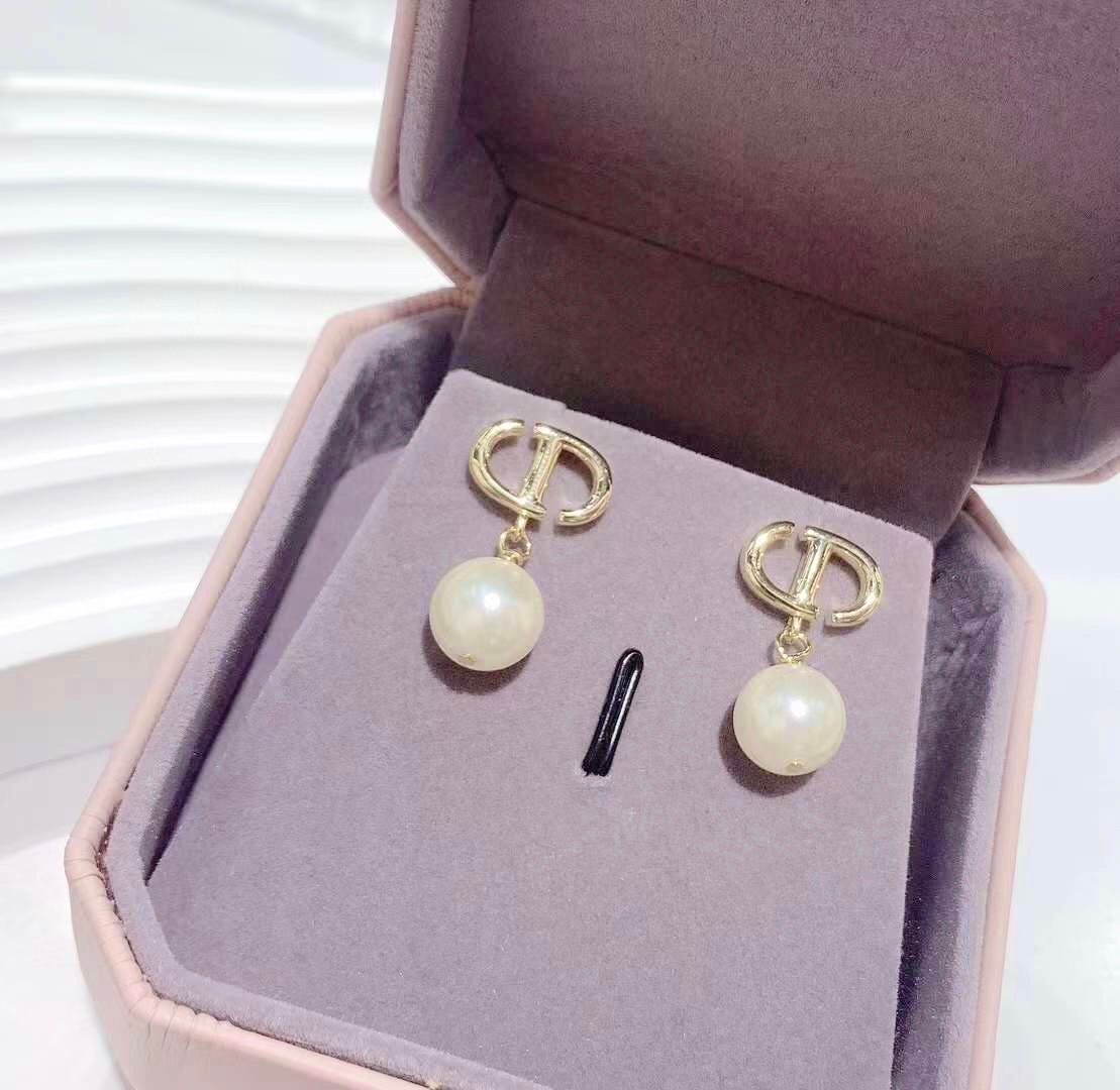 Bông Tai Dior Màu Vàng Ngọc Trai (AQ)