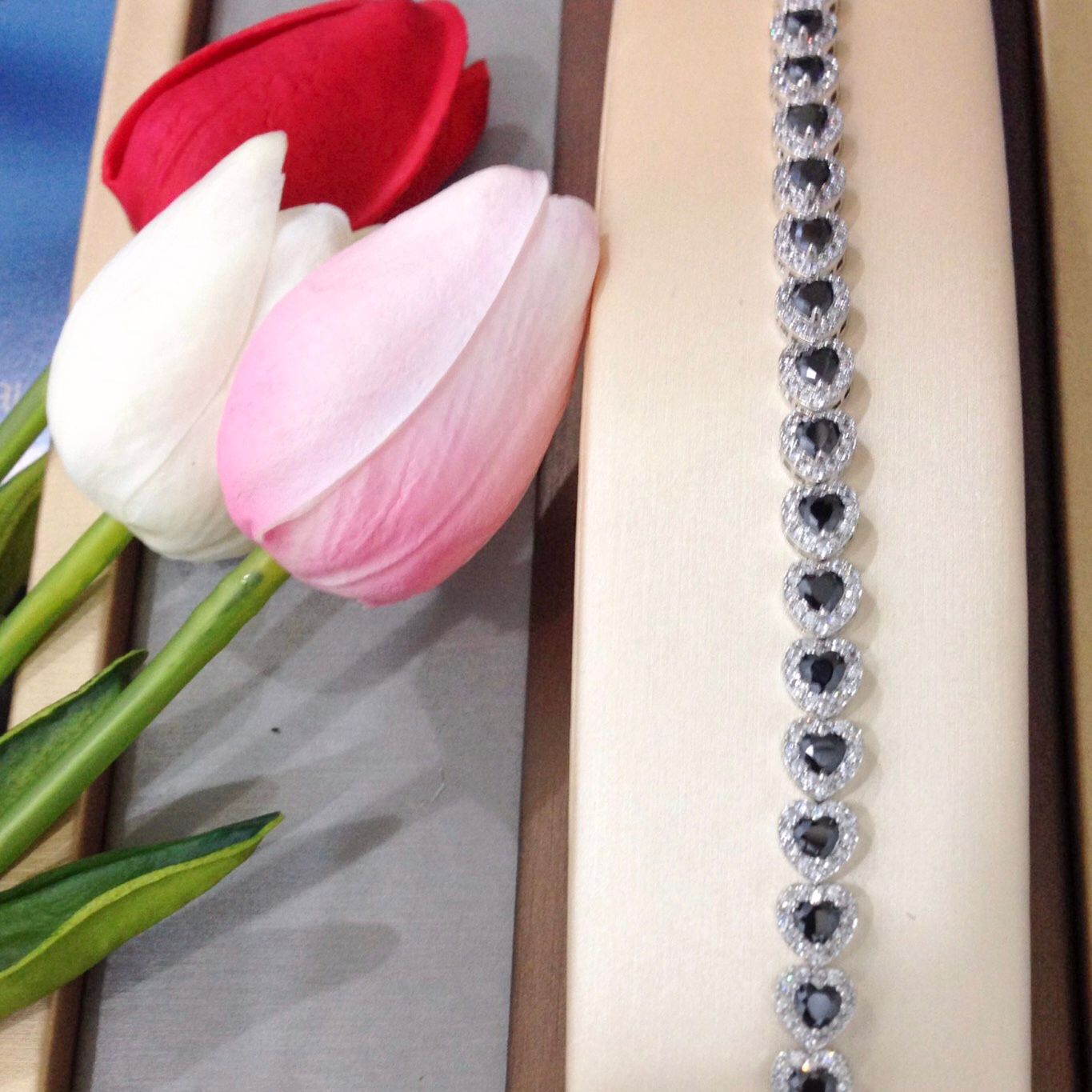 LẮC TAY TRÁI TIM PHA LÊ ĐEN CAO CẤP