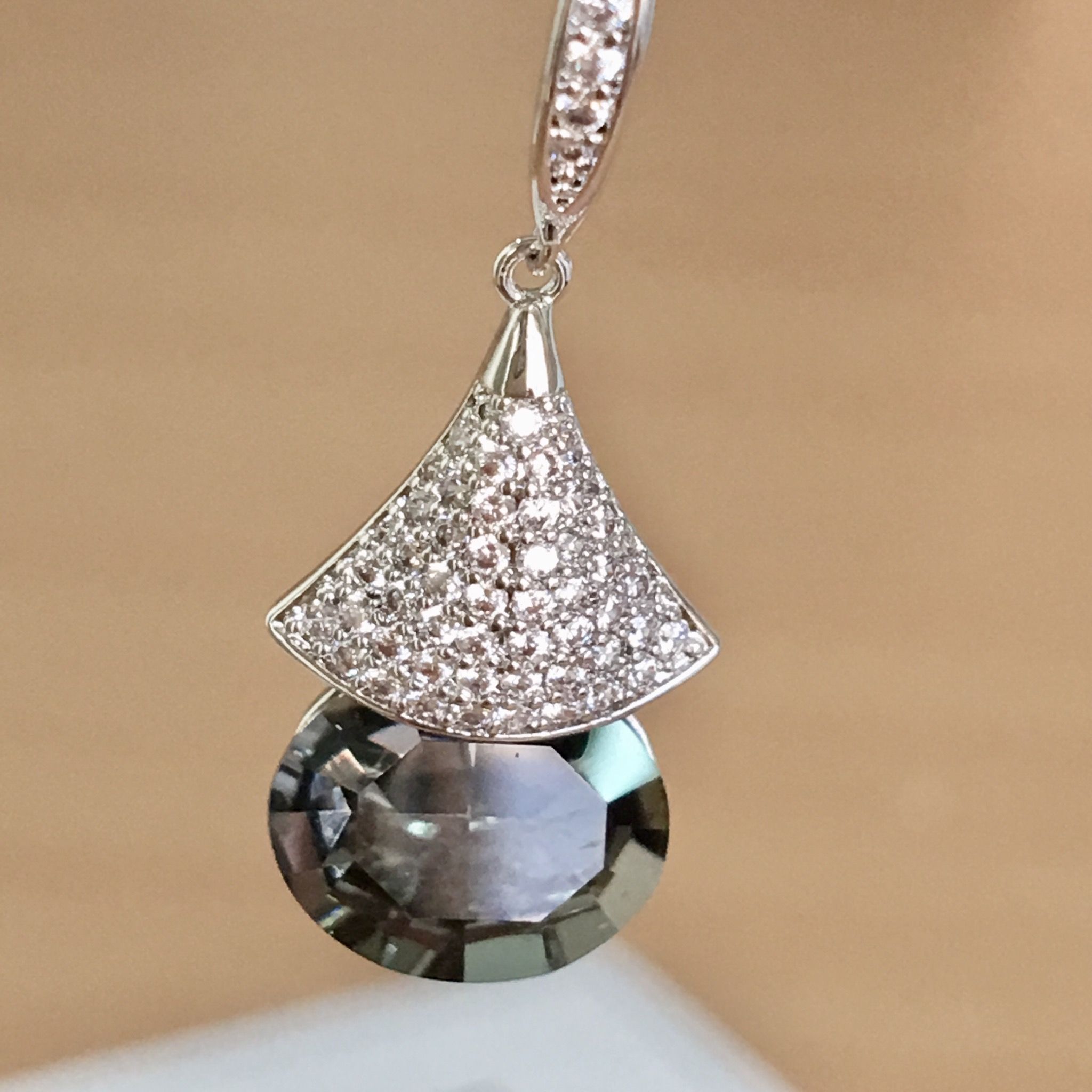 KHUYÊN TAI GIỌT NƯỚC PHA LÊ ĐEN (AK)