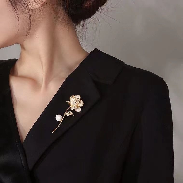 Cài Áo - Hoa Hồng Vàng Ngọc Trai & Pha Lê Trắng Quý Phái (AM)