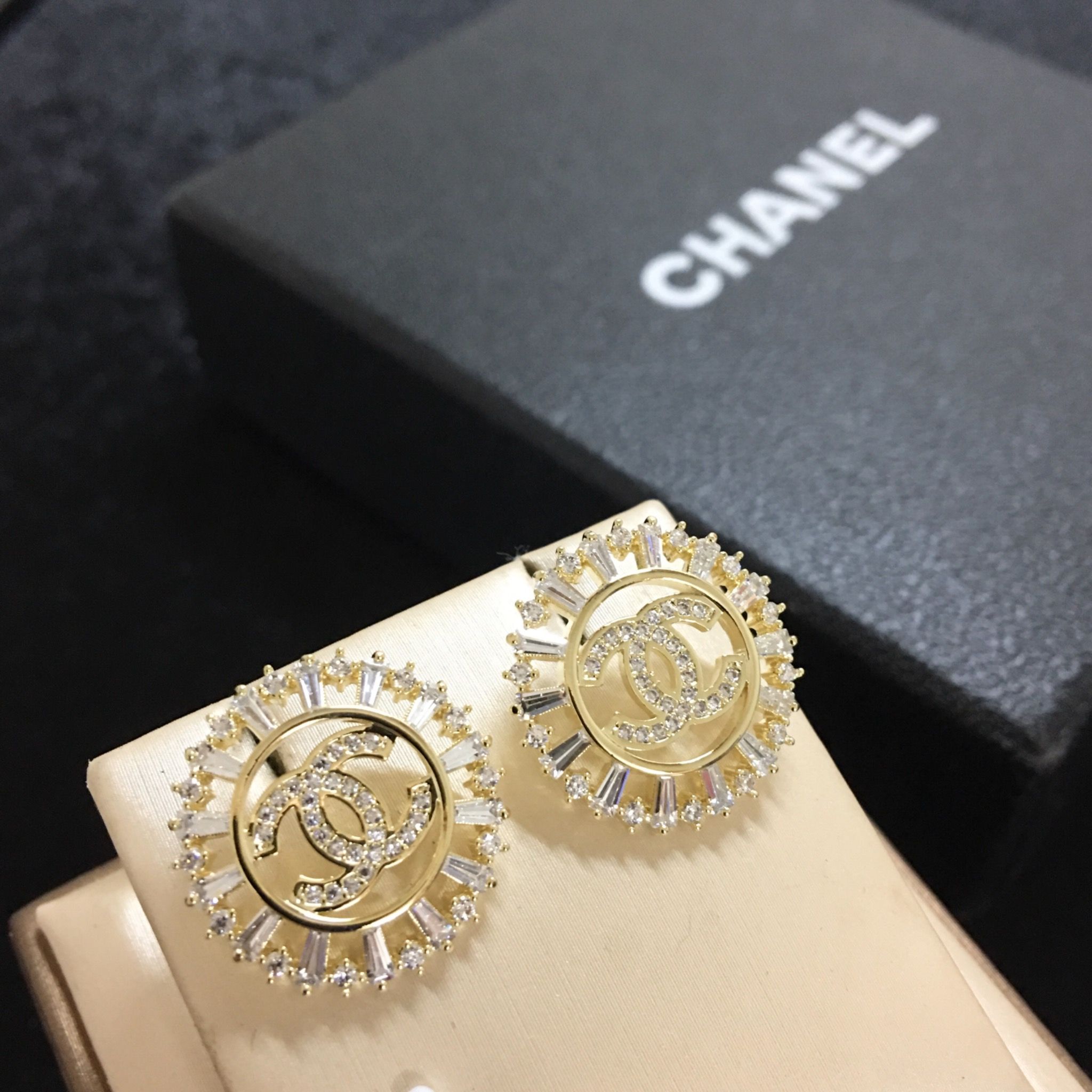 Bông Tai Chanel Bản To Màu Vàng Pha Lê Trắng (BG)