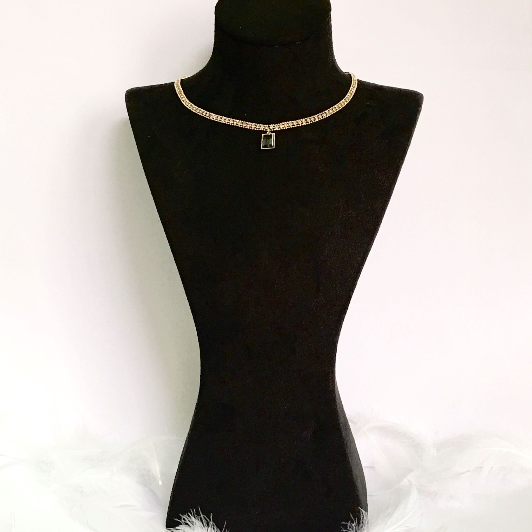 DÂY CHUYỀN NGẮN - CHOKER PHA LÊ ĐEN (AE)