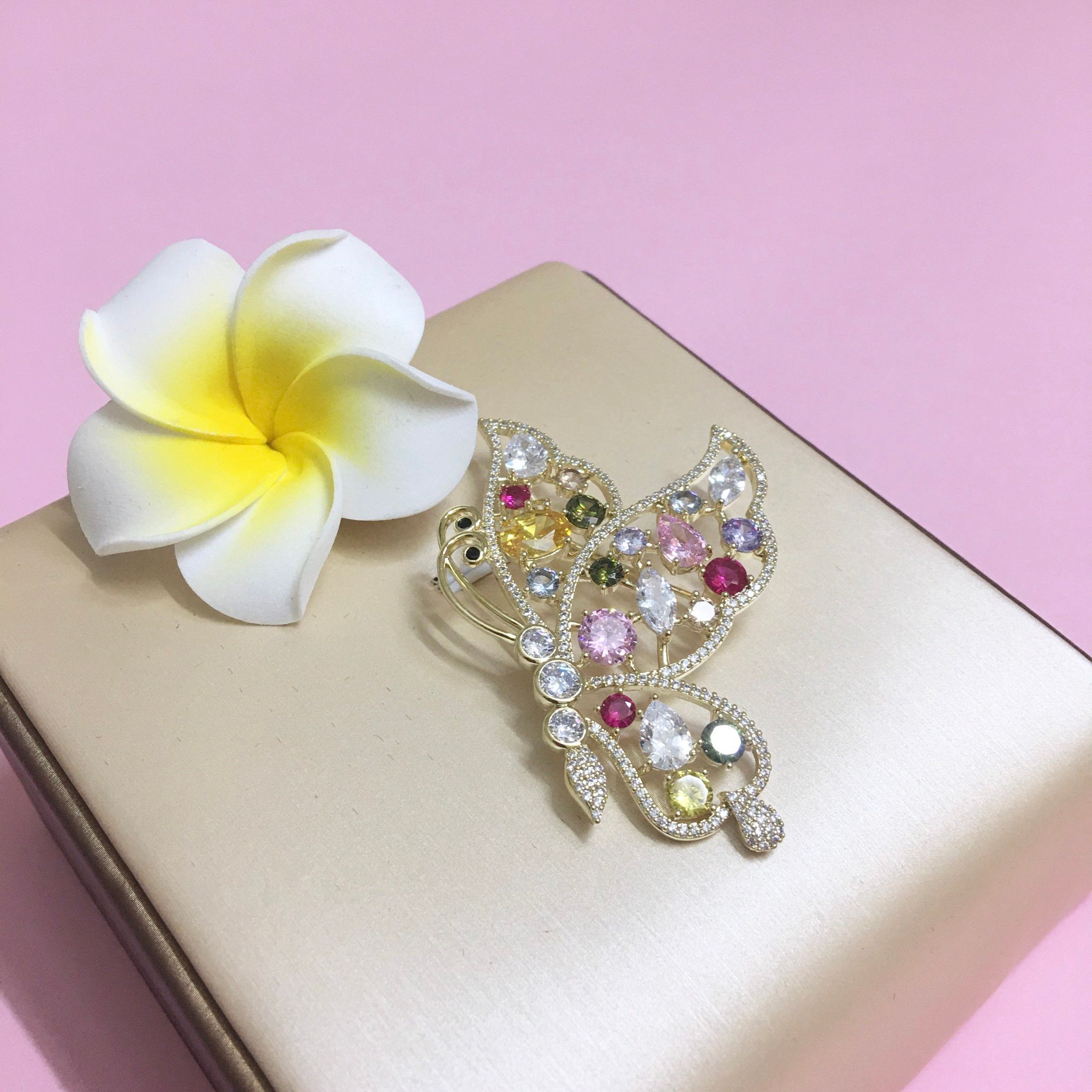 Cài Áo - Con Bướm Pha Lê Màu Kiêu Sa (AF)