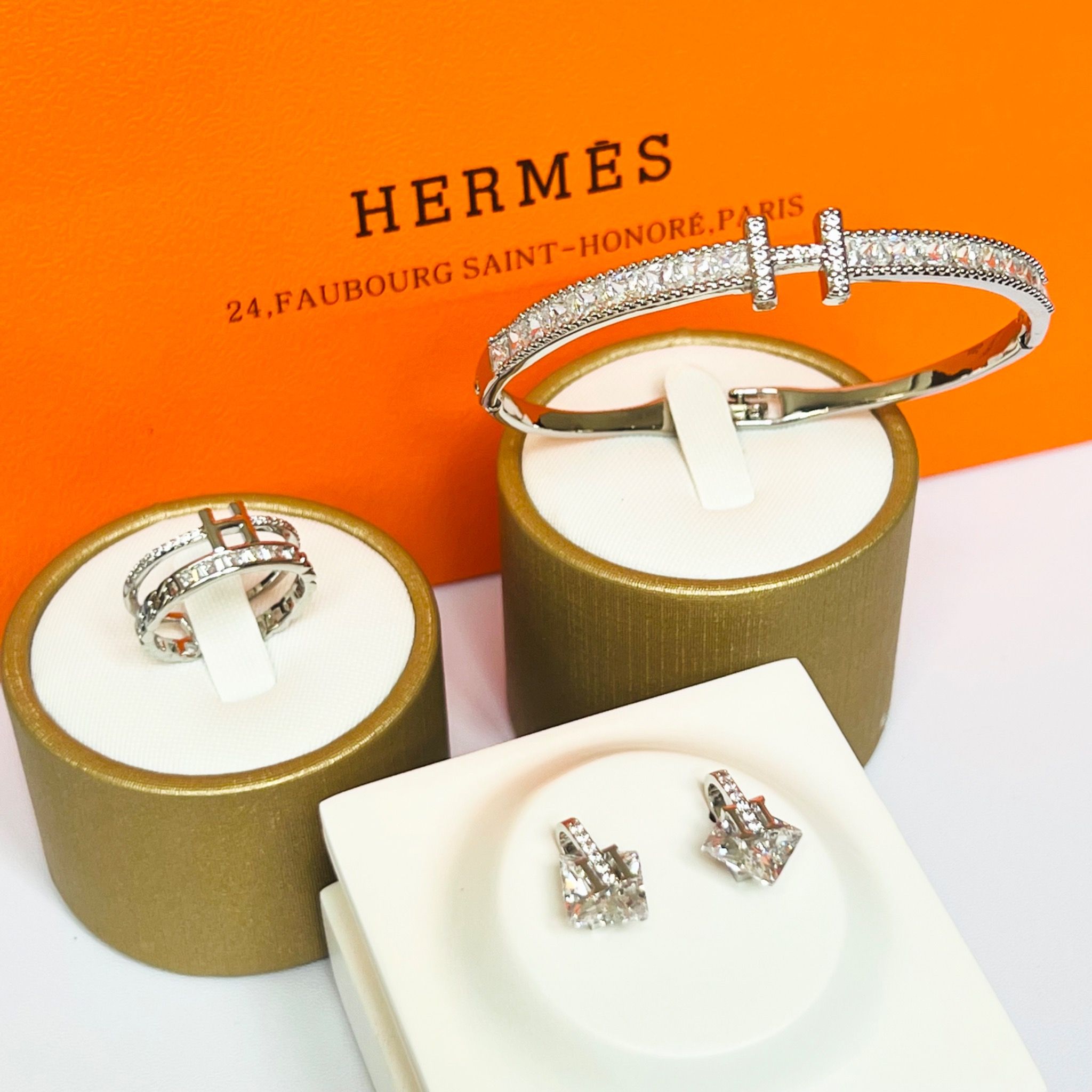 Bộ Trang Sức Hermes Trắng - Vòng Tay, Nhẫn & Bông Tai Pha Lê (AC)