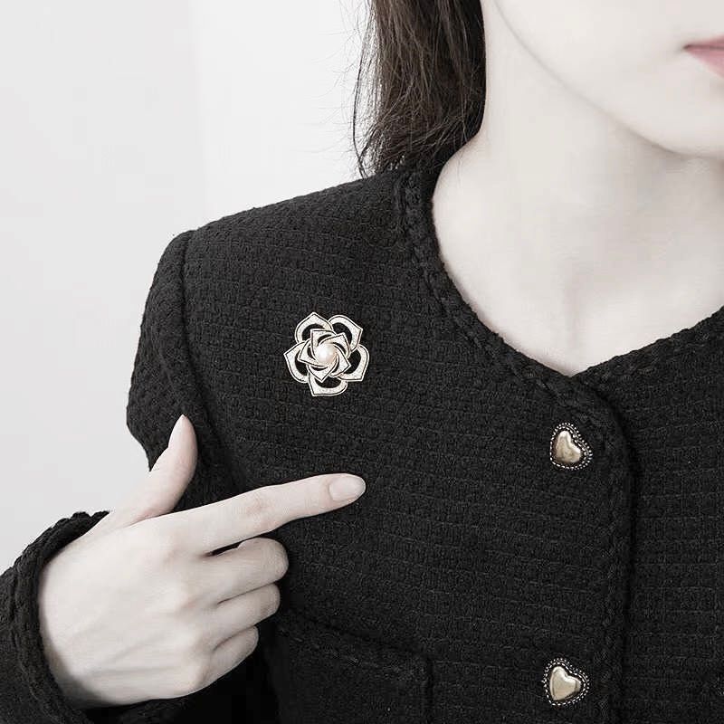 Cài Áo & Mặt Dây Chuyền - Cánh Hoa Chanel Ngọc Trai & Pha Lê (DA)
