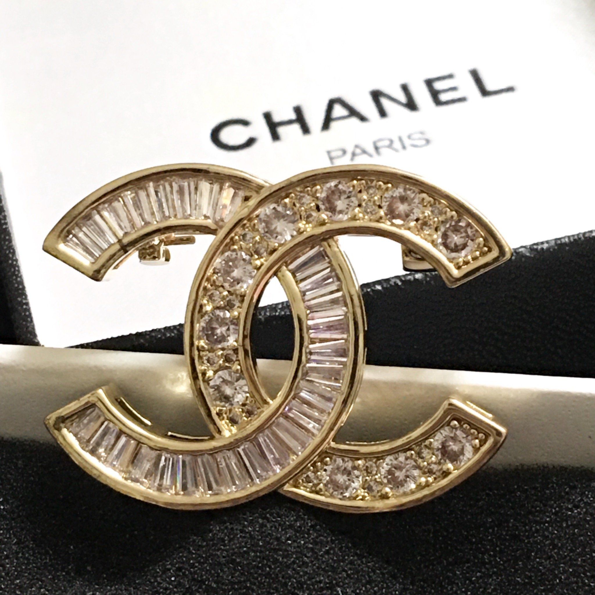 Cài Áo Nam, Nữ - Chanel Màu Vàng Pha Lê Trắng (BF)