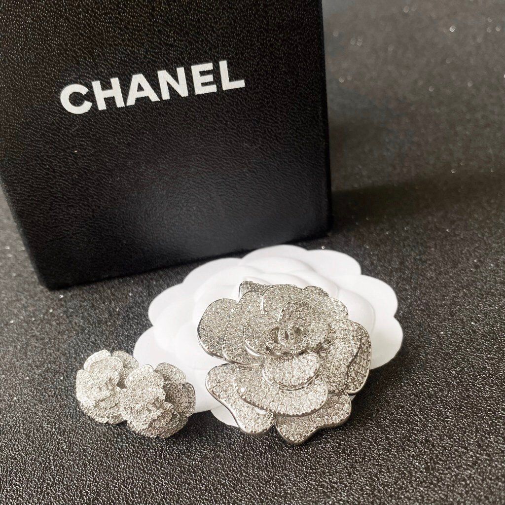 Bộ Trang Sức Hoa Trà Chanel Trắng - Cài Áo & Bông Tai Pha Lê (AJ)