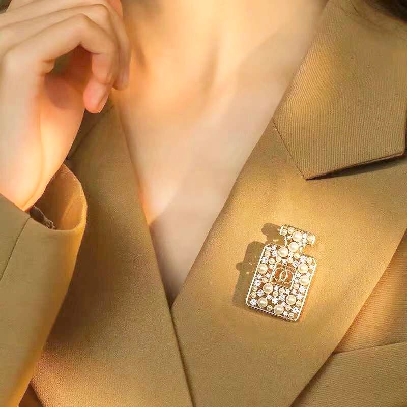 Cài Áo Chanel Chai Nước Hoa Màu Vàng Ngọc Trai & Pha Lê Trắng (CY)