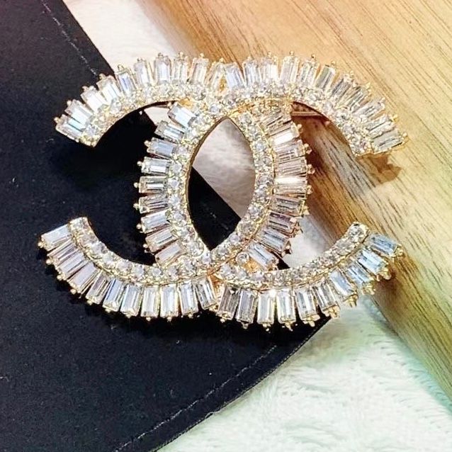 Cài Áo Chanel Bản To Màu Vàng Hồng Pha Lê Trắng (CW)