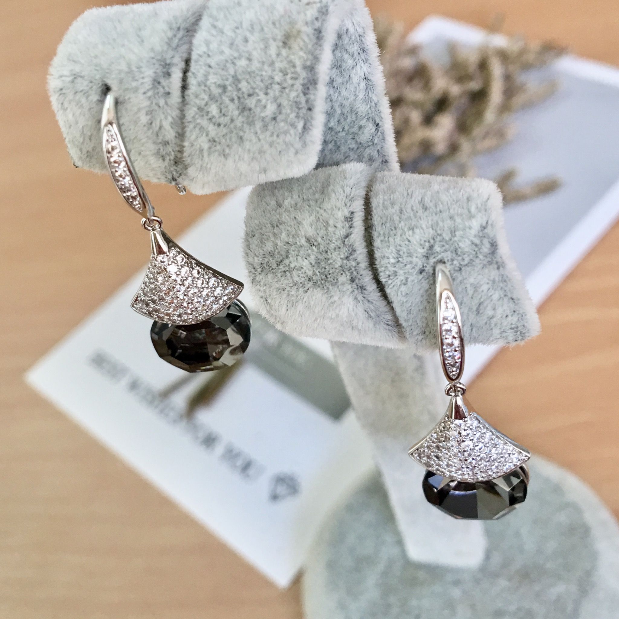 KHUYÊN TAI GIỌT NƯỚC PHA LÊ ĐEN (AK)
