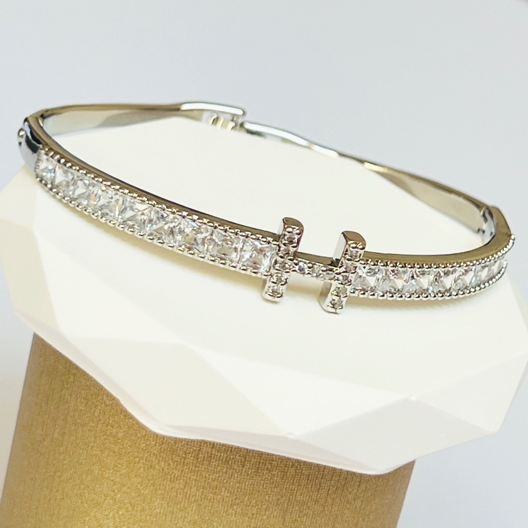 Bộ Trang Sức Hermes Trắng - Vòng Tay, Nhẫn & Bông Tai Pha Lê (AC)