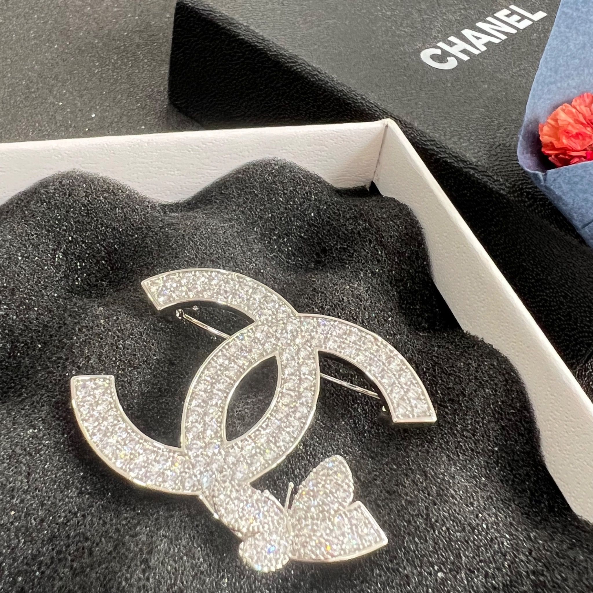 Cài Áo Chanel & Con Bướm Màu Trắng Pha Lê (CQ)