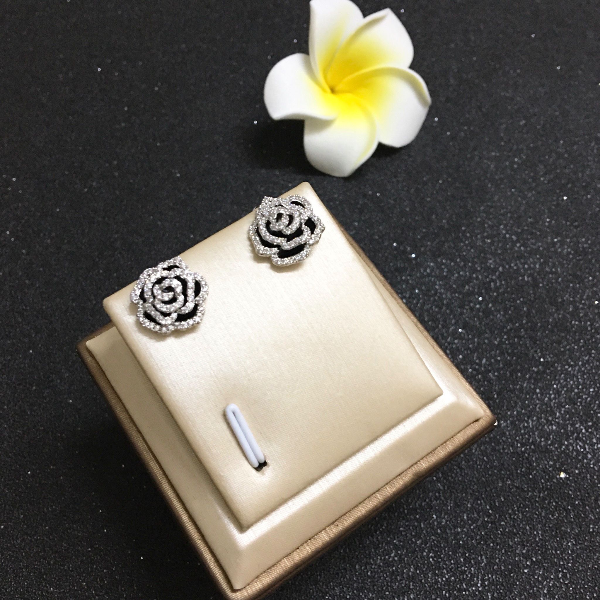 Bông Tai Hoa Hồng Đen Pha Lê Trắng Tinh Tế (AX)