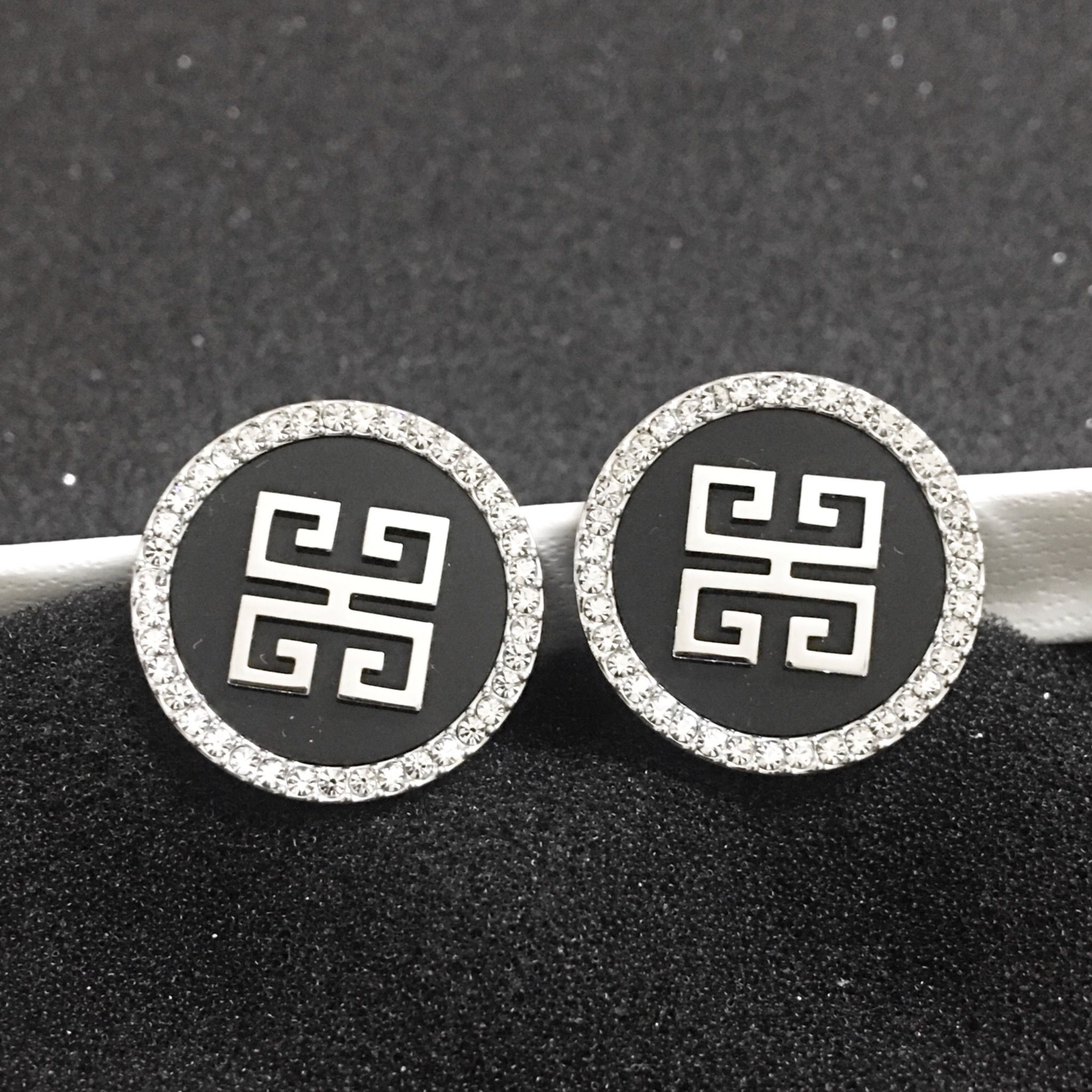 BÔNG TAI GIVENCHY BẢN TO CÁ TÍNH PHA LÊ (AA)