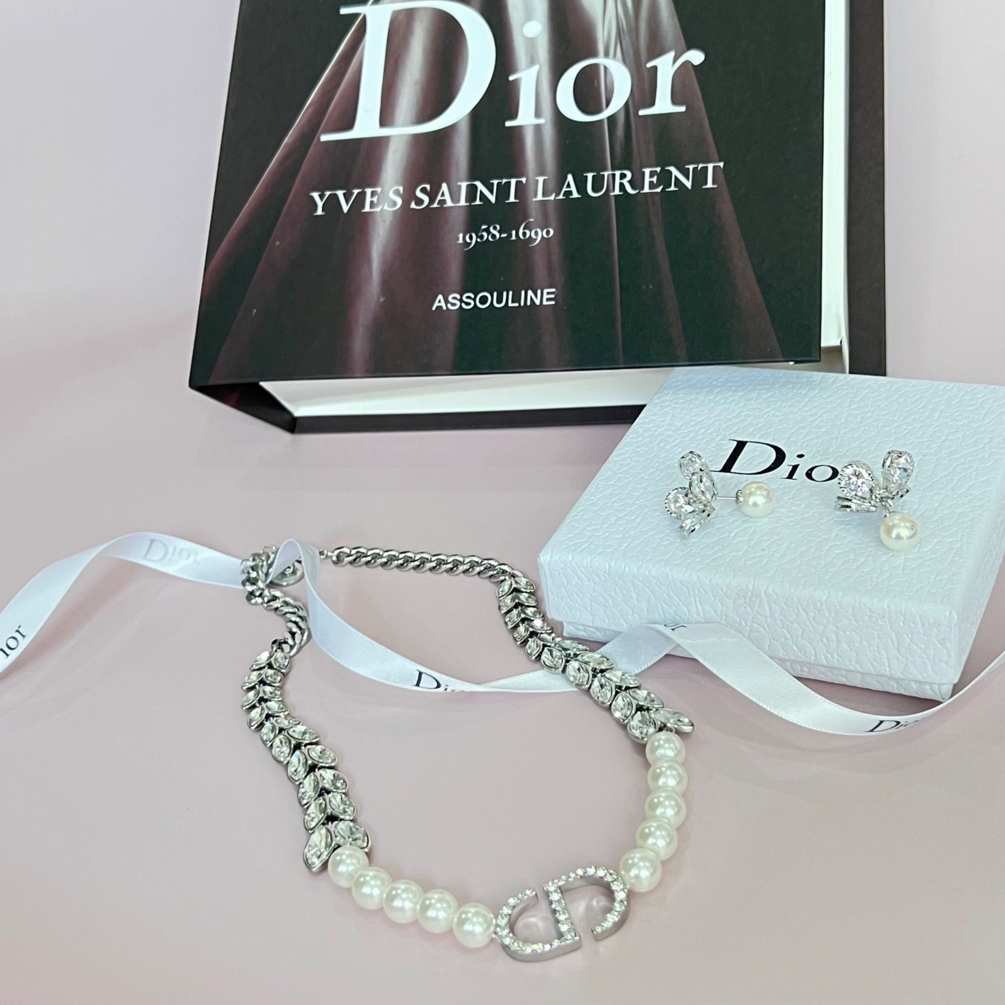 Bộ Trang Sức Dior Trắng - Vòng cổ Choker & Bông Tai Ngọc Trai, Pha Lê 2 Kiểu Đeo Quý Phái (AG)