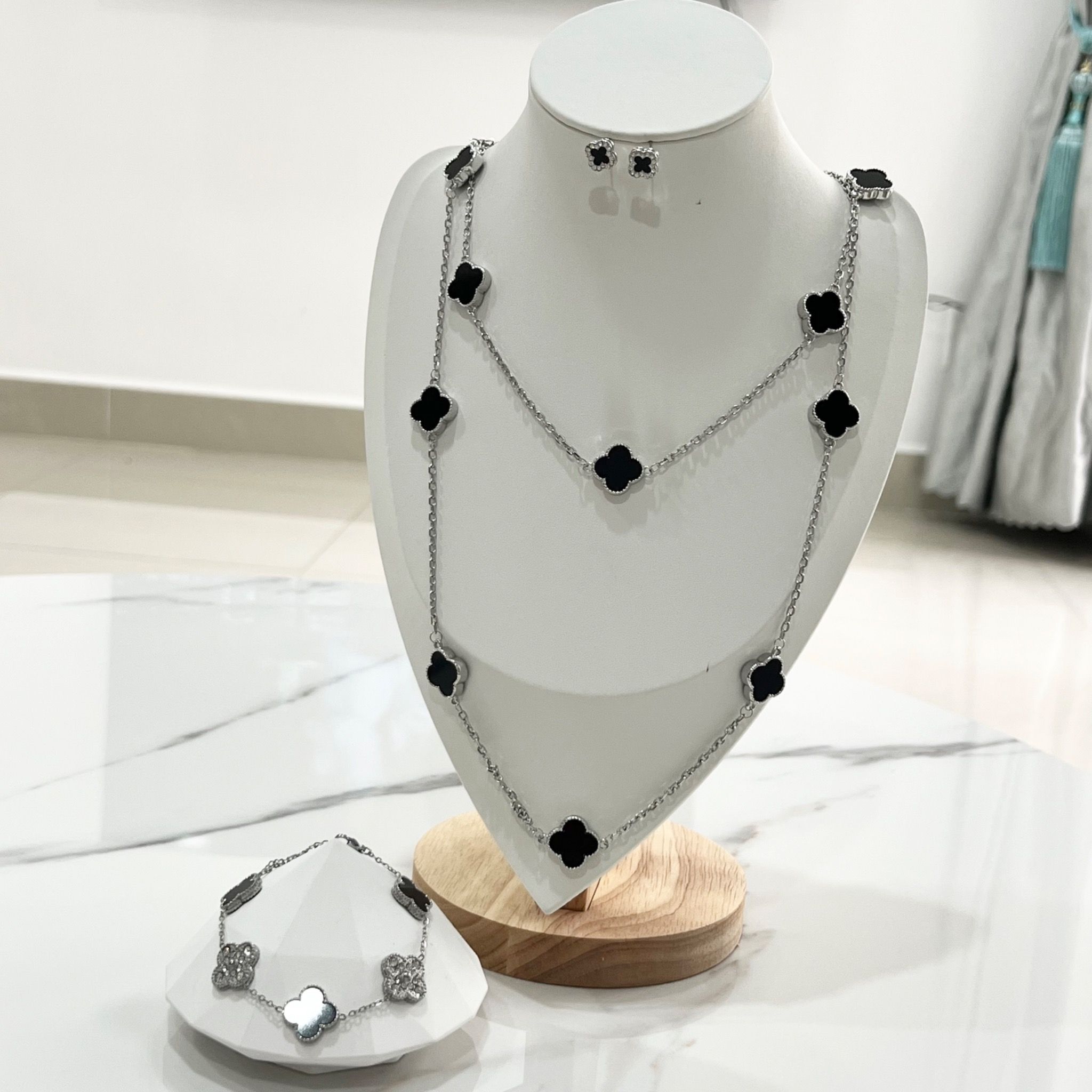 Bộ Trang Sức Cỏ 4 Lá May Mắn Trắng Đen Size 1cm - Dây Chuyền, Vòng Tay & Bông Tai Pha Lê (AR)