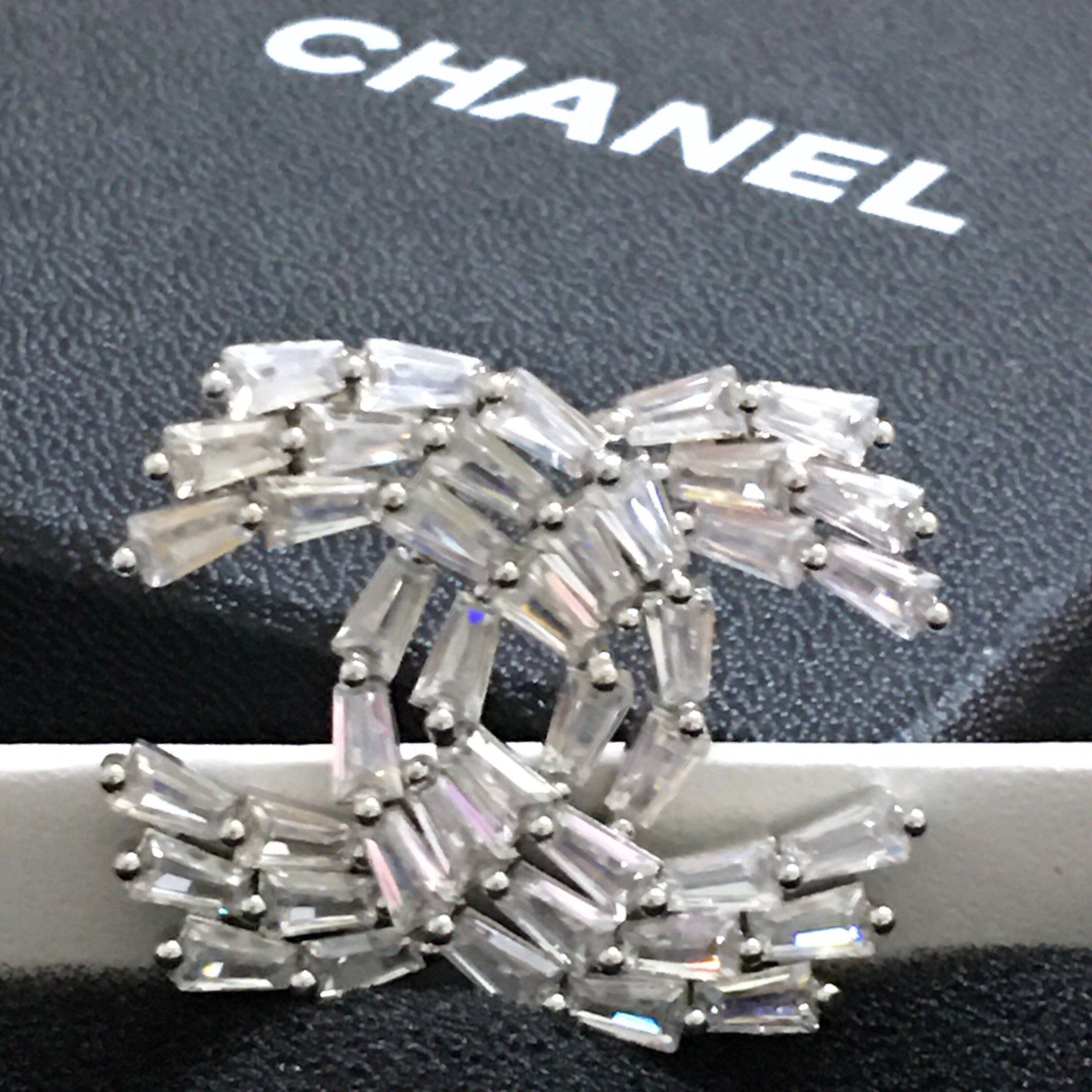 Bộ Trang Sức Chanel Trắng - Cài Áo & Bông Tai Pha Lê (AG)