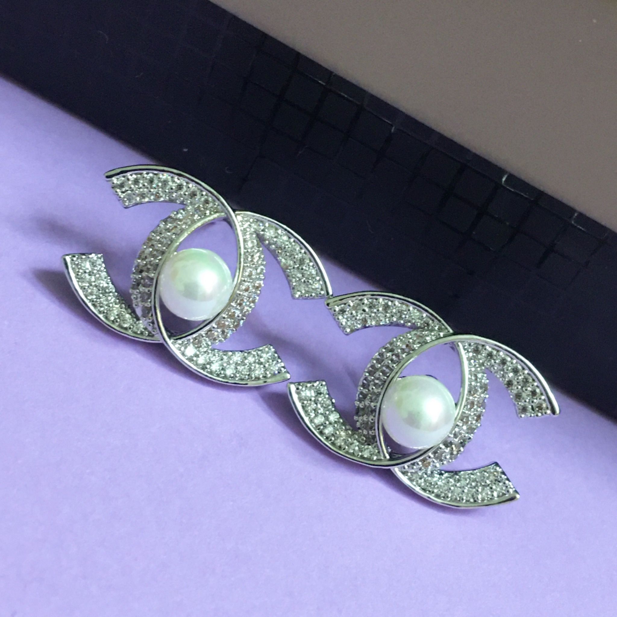 Bông Tai Chanel Màu Trắng Ngọc Trai & Pha Lê (AK)
