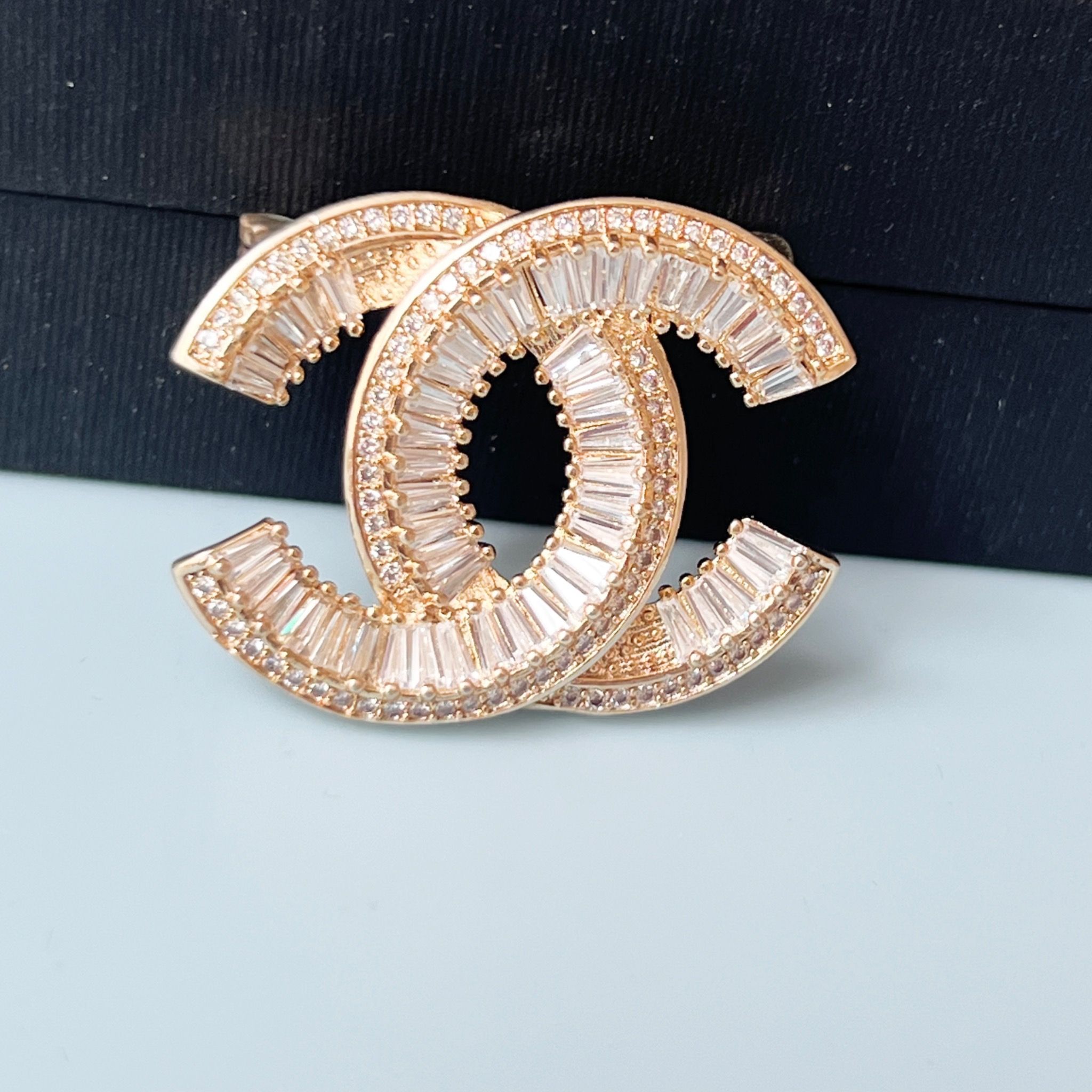 Cài Áo Nam, Nữ - Chanel Mini Màu Vàng Pha Lê Trắng (DA)