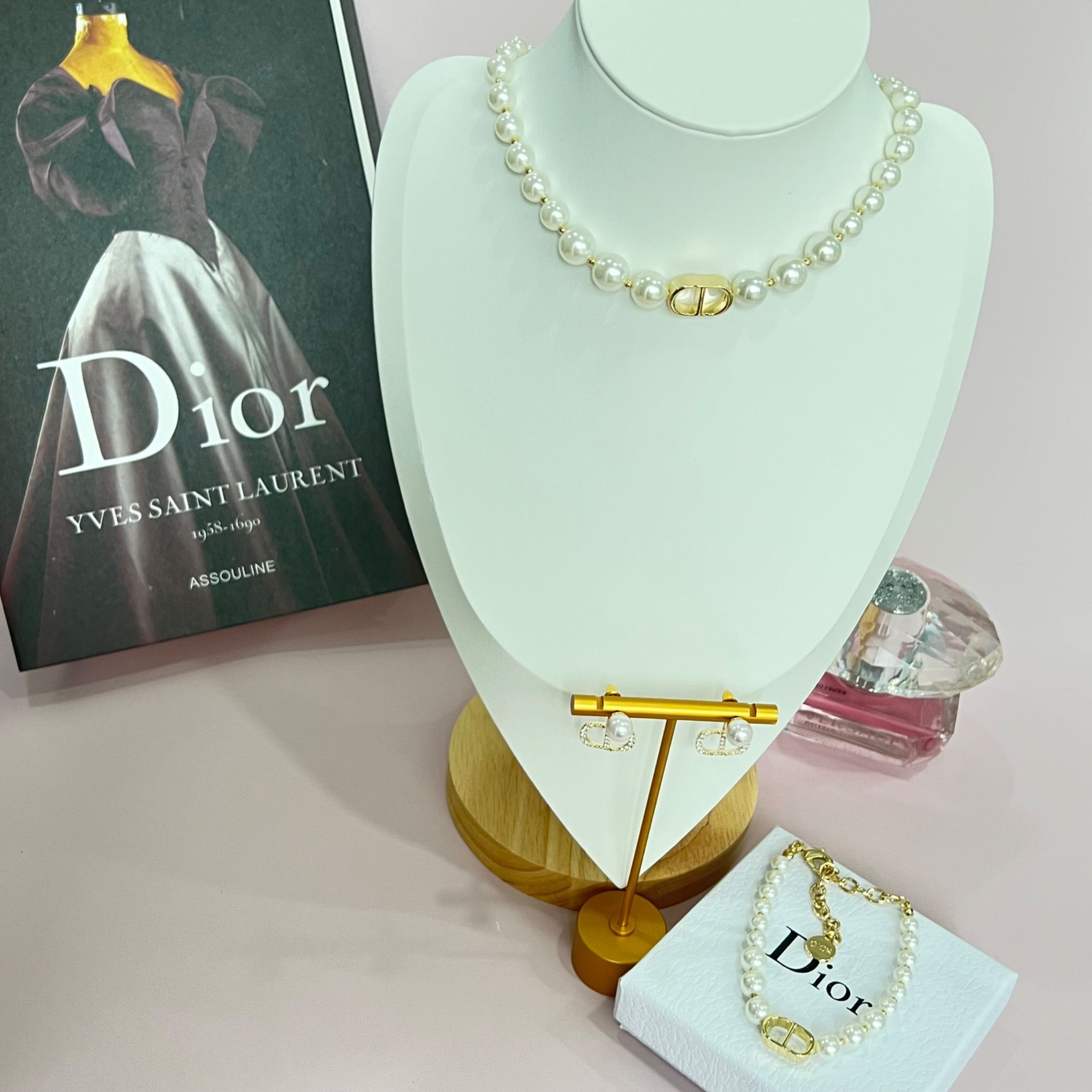 Bộ Trang Sức Dior Vàng - Vòng cổ Choker, Vòng Tay & Bông Tai Ngọc Trai, Pha Lê 3 Kiểu Đeo Quý Phái (AD)