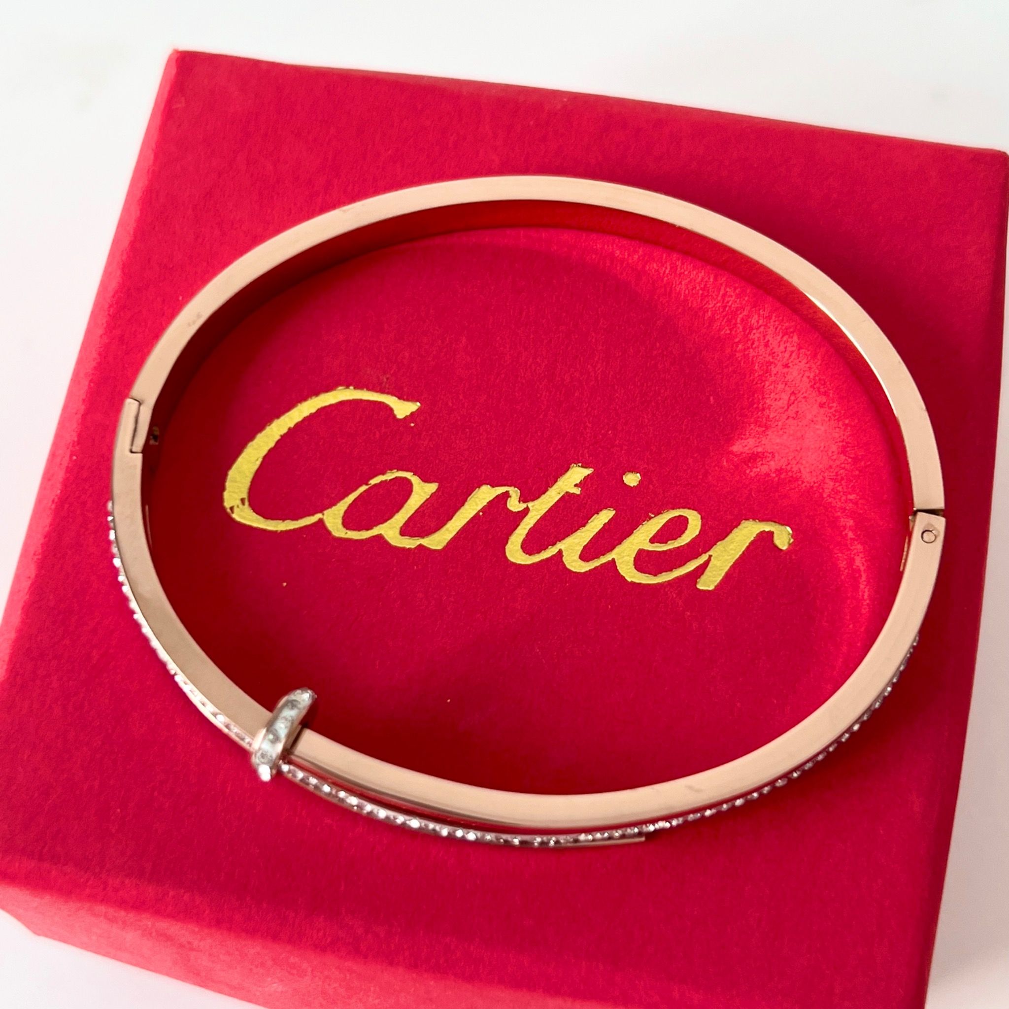Vòng Tay TiTan Cao Cấp - Cây Đinh Cartier Màu Vàng Hồng Pha Lê (AJ)
