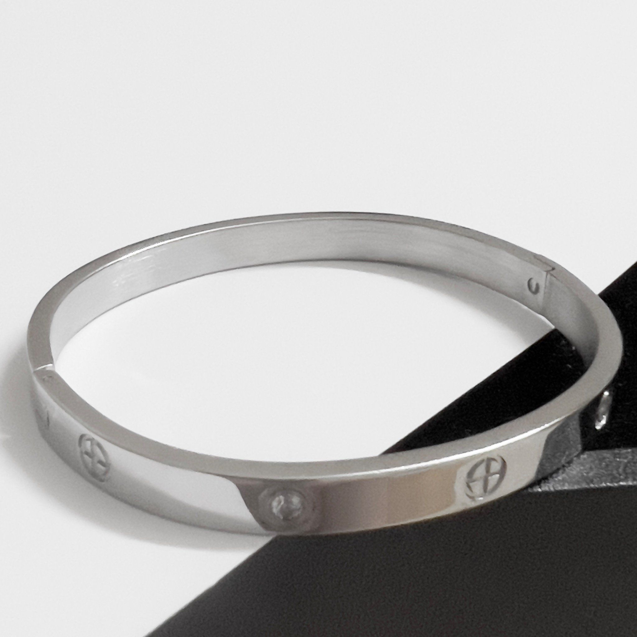 Vòng Tay Nam, Nữ TiTan Cao Cấp - Cartier Màu Trắng Pha Lê (AF)