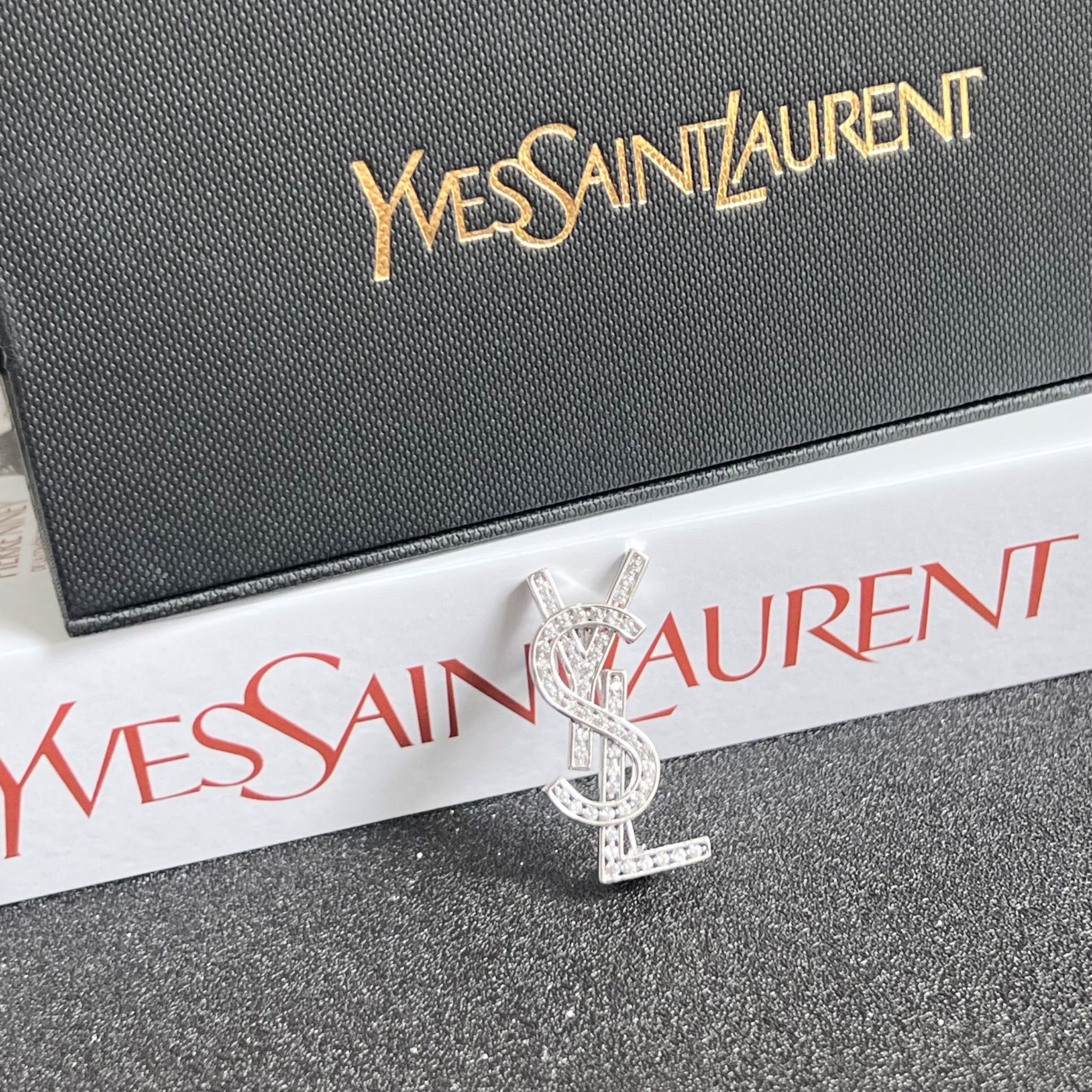 Cài Áo Nam, Nữ - YSL Màu Trắng Pha Lê (AL)
