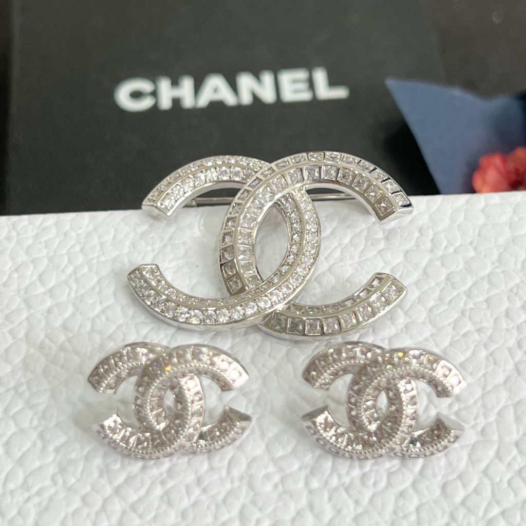 Bộ Trang Sức Cha.nnel Trắng - Cài Áo & Bông Tai Pha Lê (AL)
